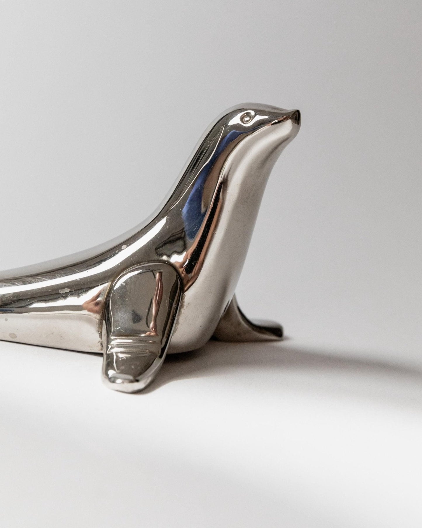 Vintage Flaschenöffner Seehund-Form versilbert von Italien 1960er, elegantes Retro-Barobjekt