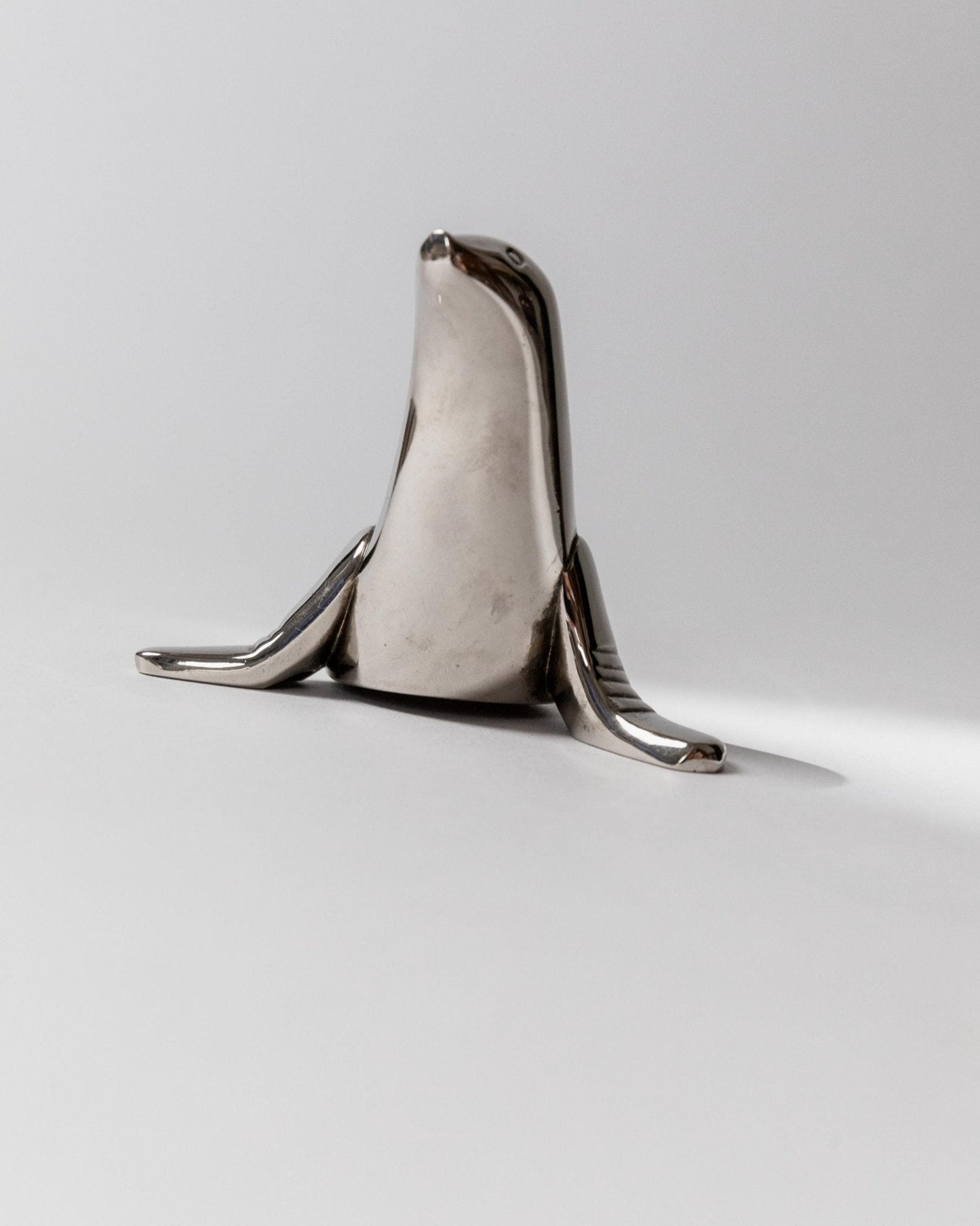 Vintage Flaschenöffner Seehund-Form versilbert von Italien 1960er, elegantes Retro-Barobjekt