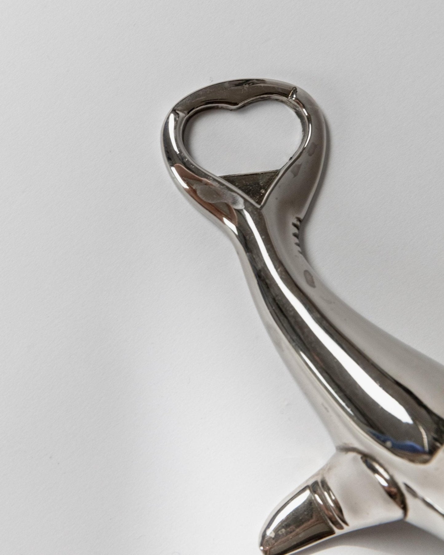 Vintage Flaschenöffner Seehund-Form versilbert von Italien 1960er, elegantes Retro-Barobjekt