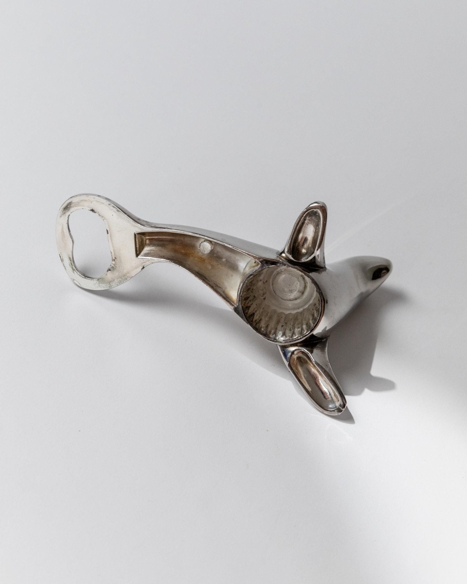 Vintage Flaschenöffner Seehund-Form versilbert von Italien 1960er, elegantes Retro-Barobjekt