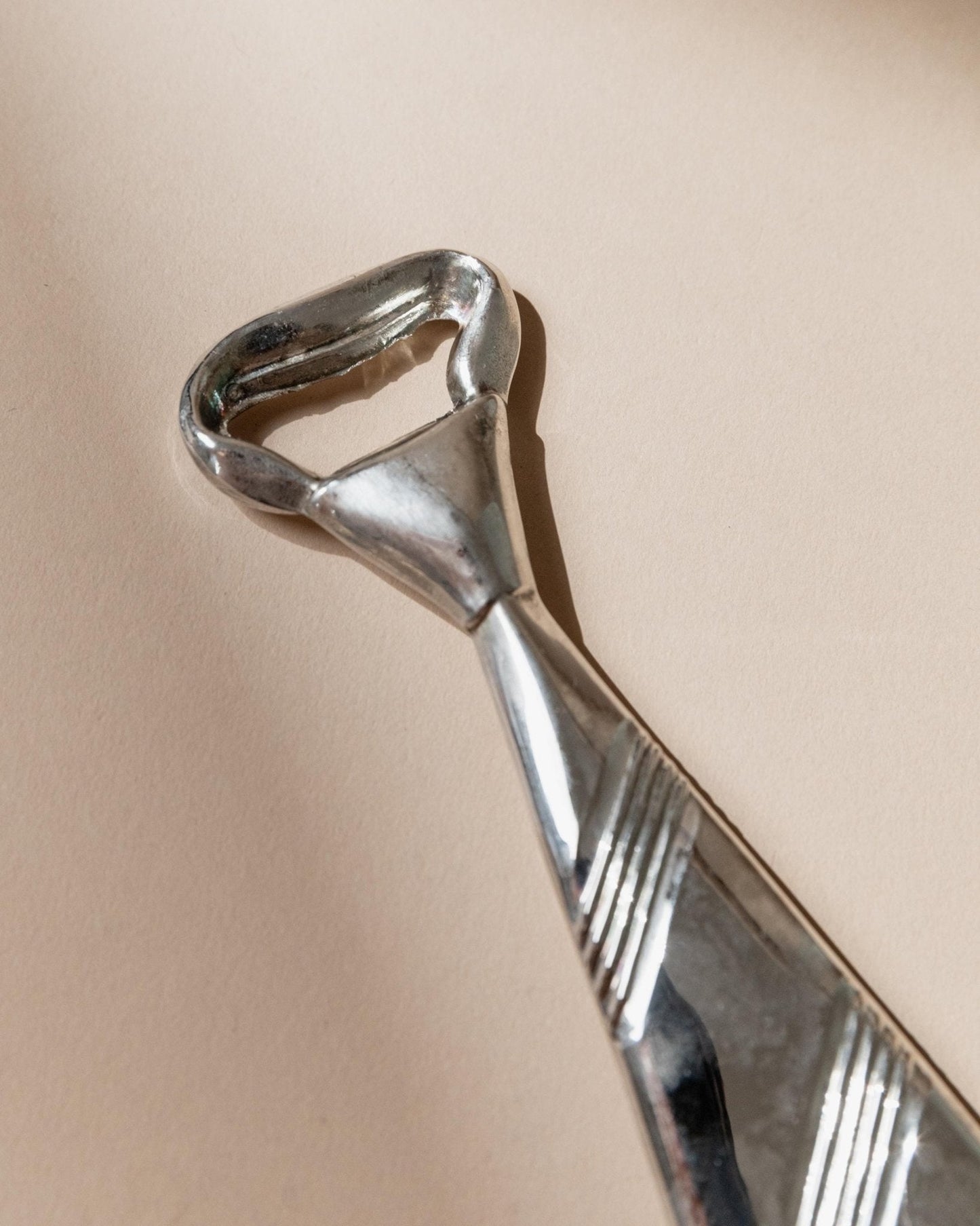 Vintage Flaschenöffner Krawattenform versilbert aus Italien retro elegant