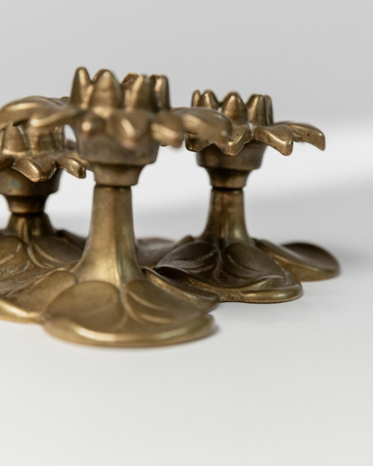 Vintage Kerzenhalter Messing mit 3 Blüten, Art Nouveau Italien 1930er