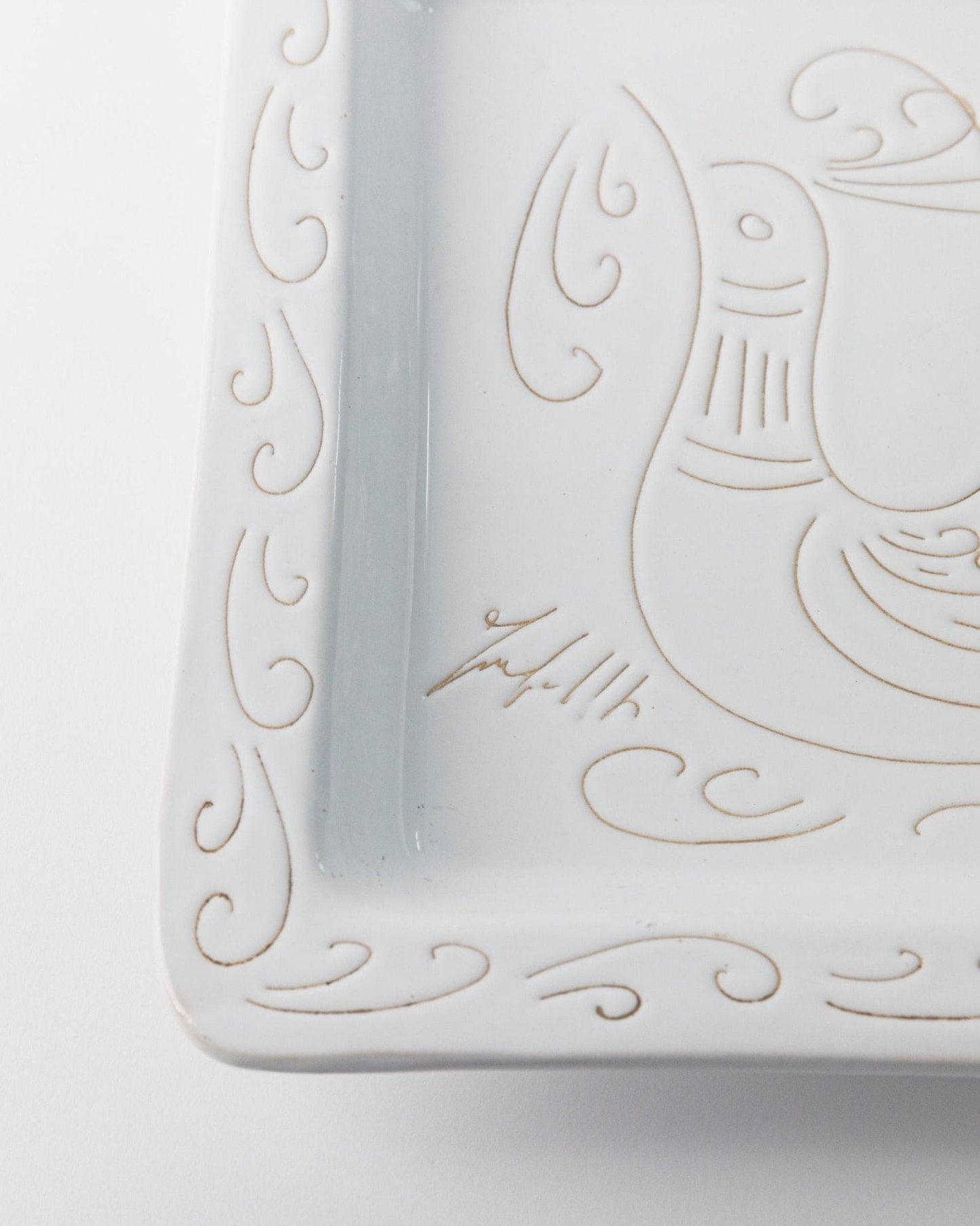 Assiette vintage en céramique blanche motif coq style Jacques Innocenti années 1960