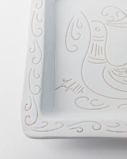 Assiette vintage en céramique blanche motif coq style Jacques Innocenti années 1960