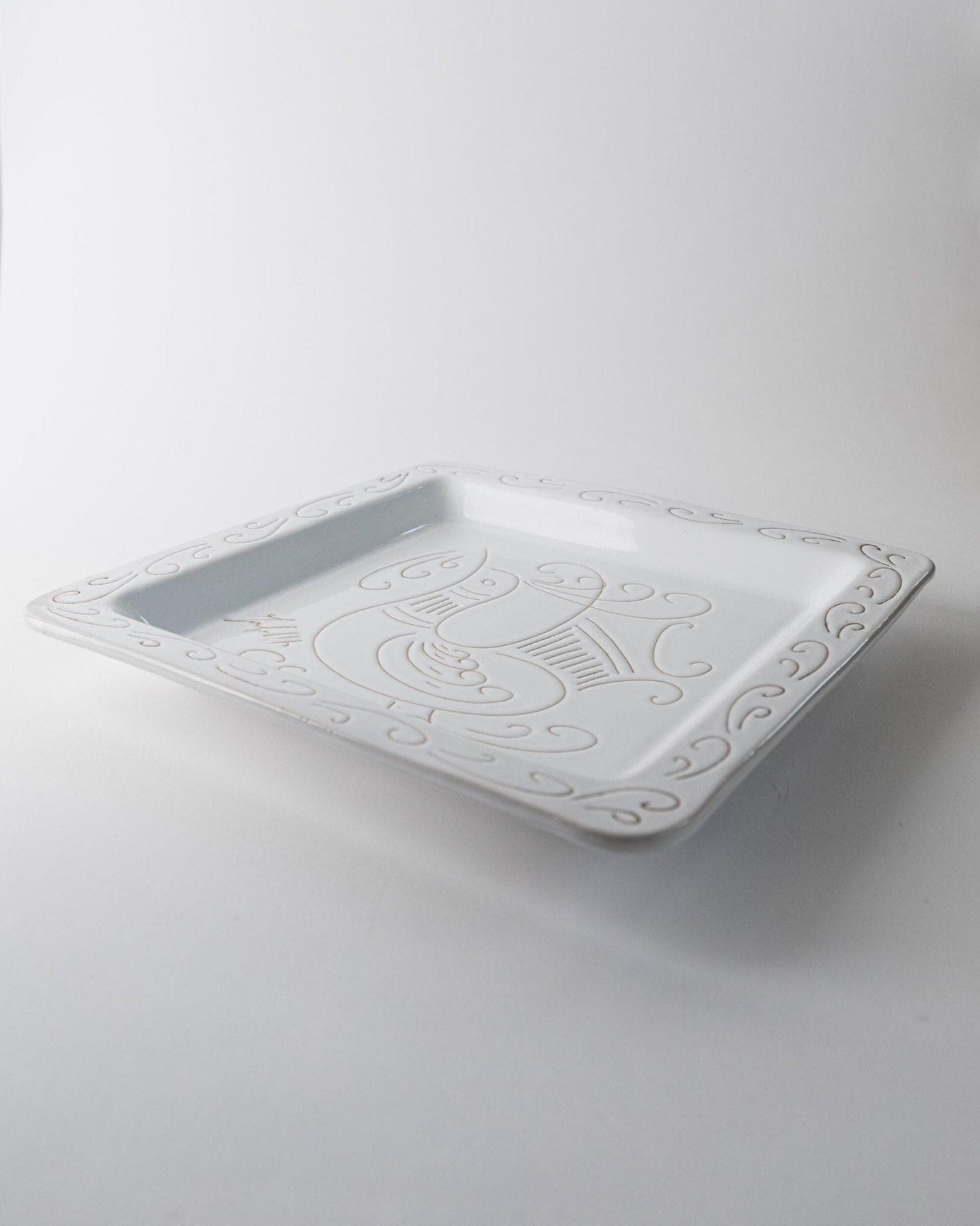 Assiette vintage en céramique blanche motif coq style Jacques Innocenti années 1960