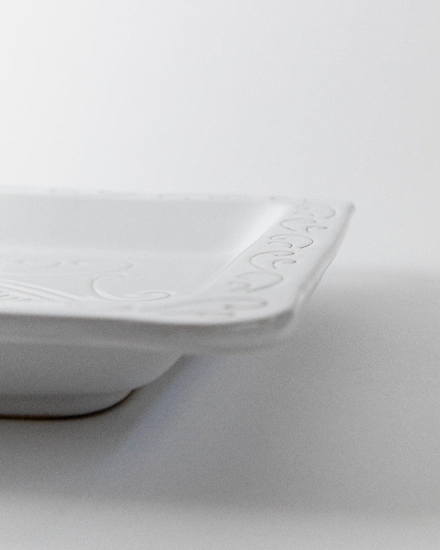 Assiette vintage en céramique blanche motif coq style Jacques Innocenti années 1960