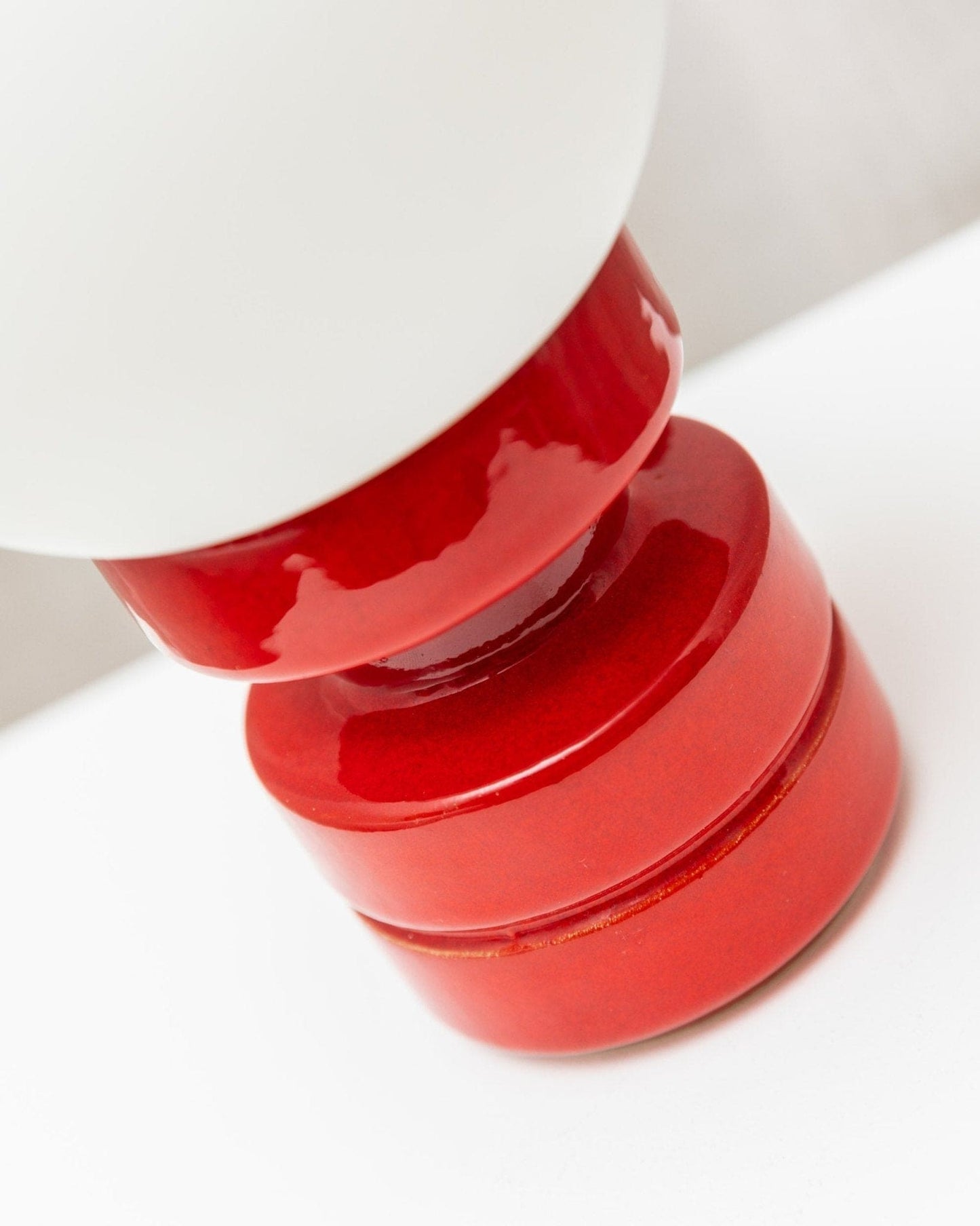 Vintage Keramik Tischlampe Italien 1970er Rot mit weißem Glasschirm Mid Century Design