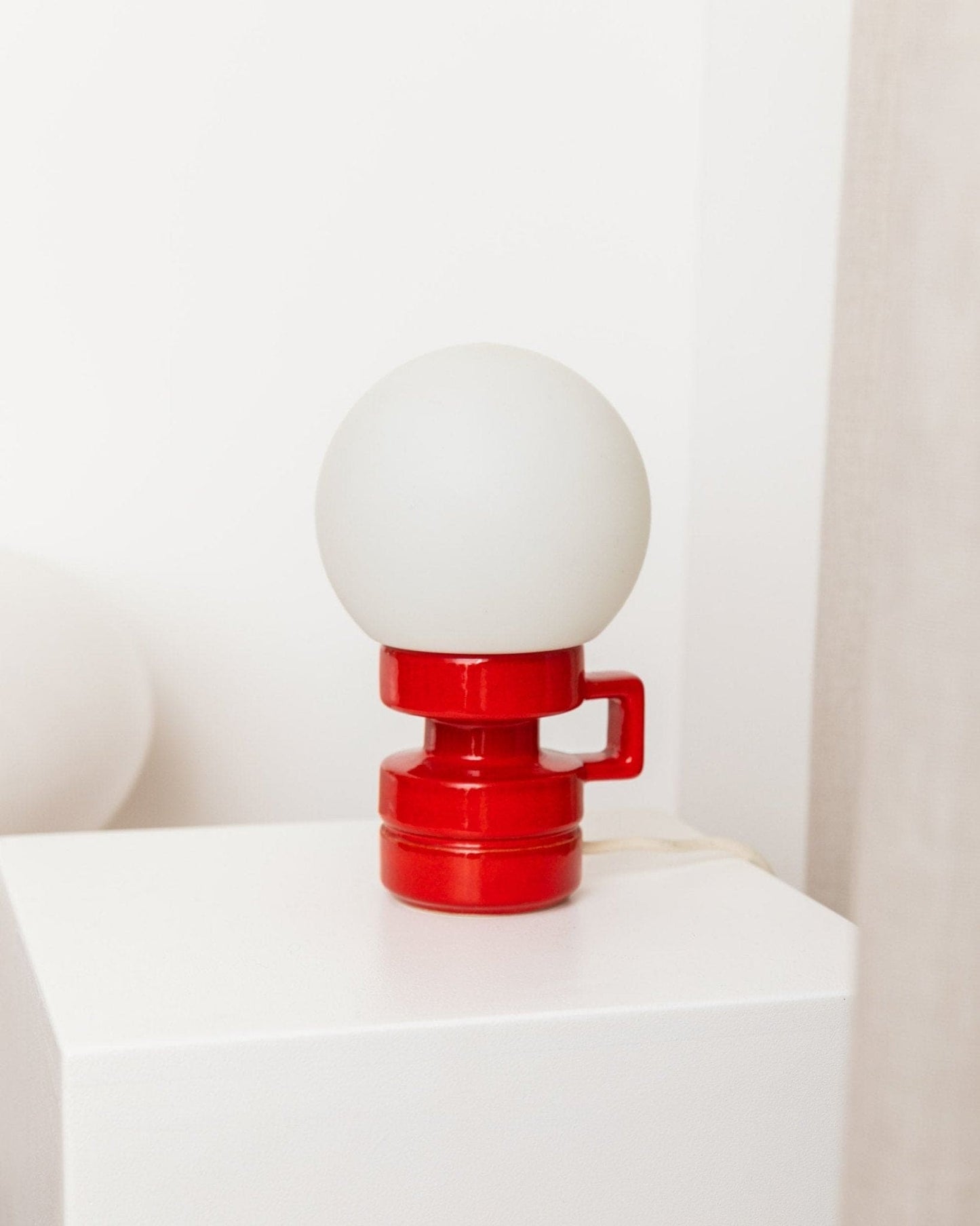 Vintage Keramik Tischlampe Italien 1970er Rot mit weißem Glasschirm Mid Century Design