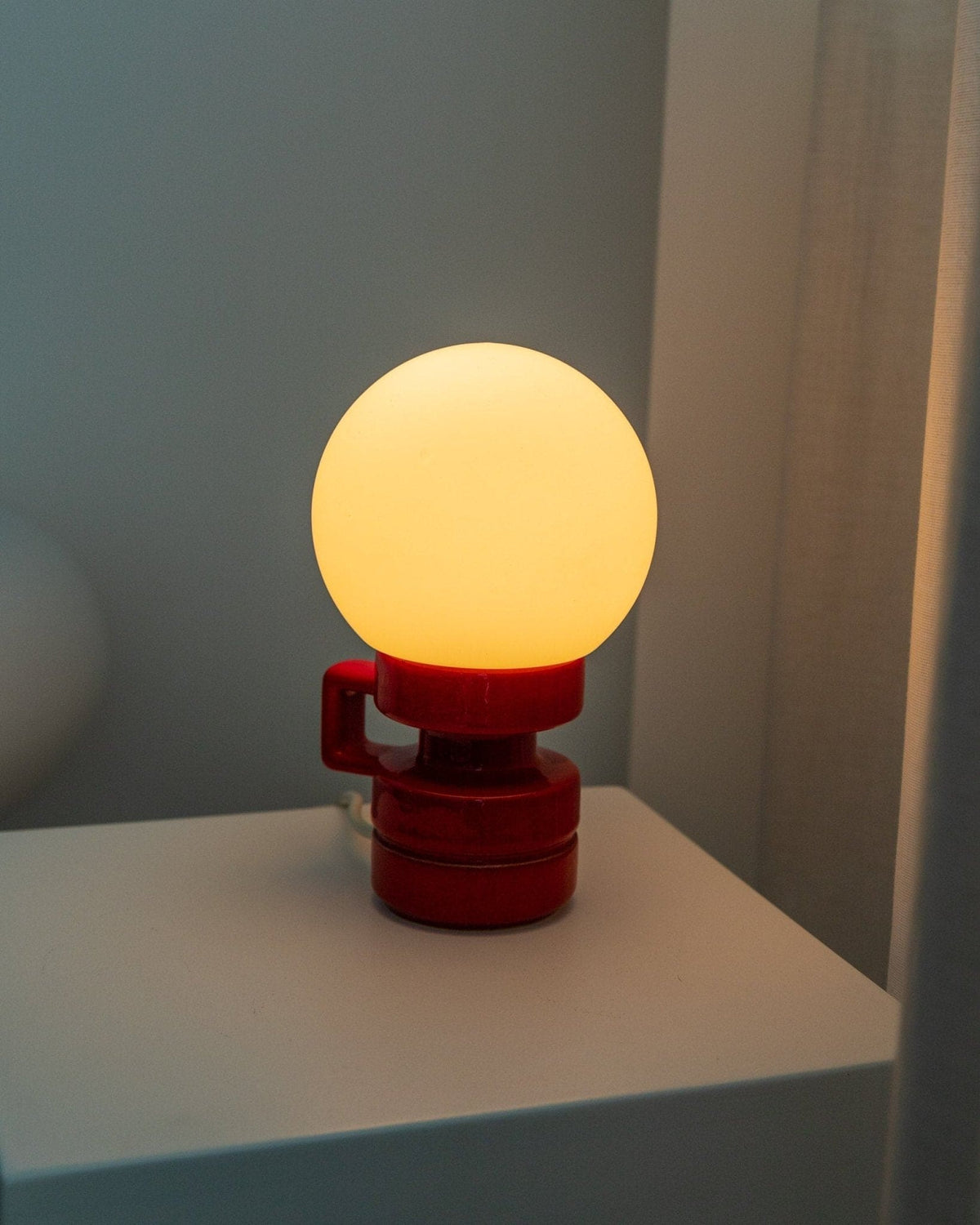 Vintage Keramik Tischlampe Italien 1970er Rot mit weißem Glasschirm Mid Century Design