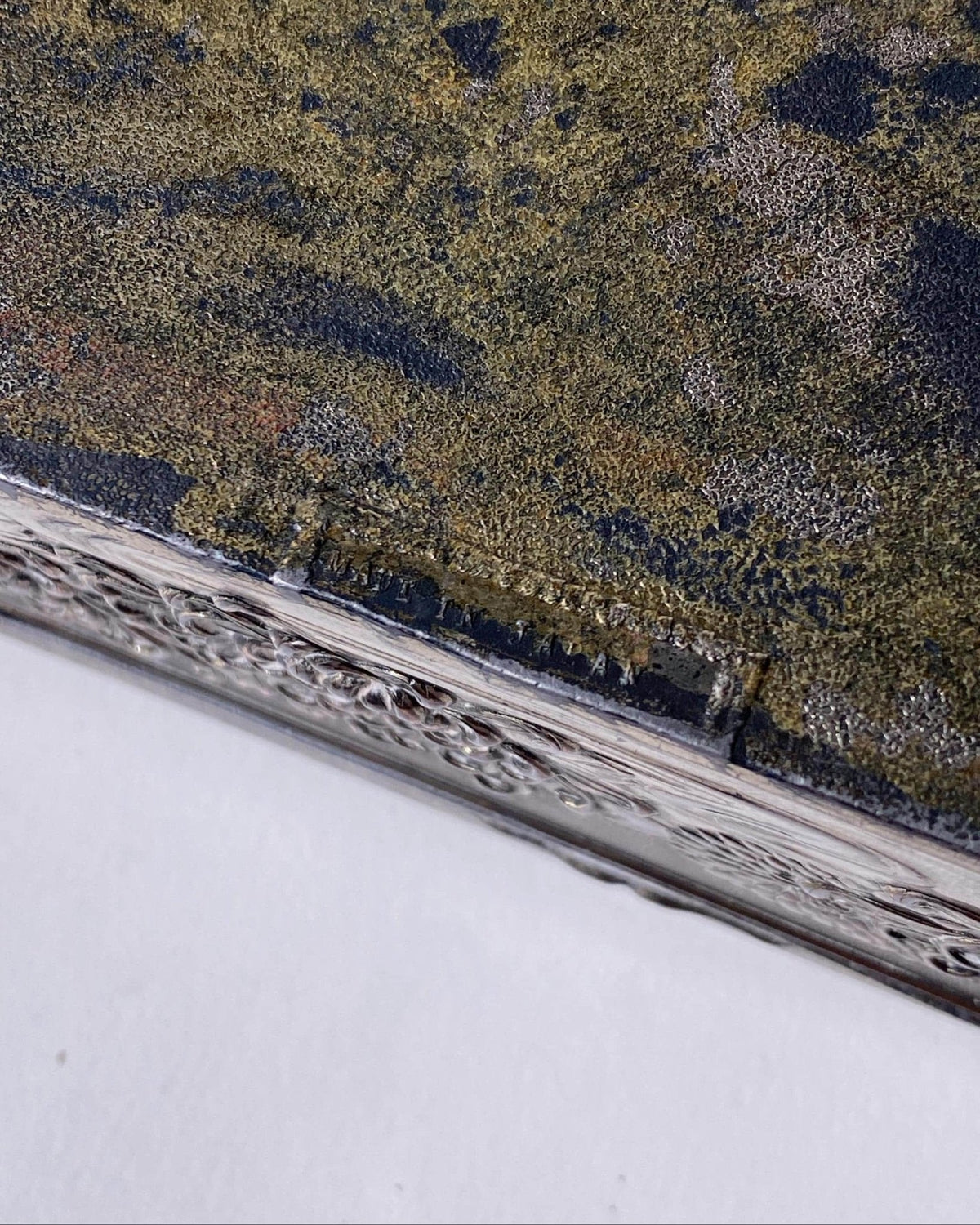 Vintage Dose mit Drachenmotiv, Silber und Holzintarsien, Japan