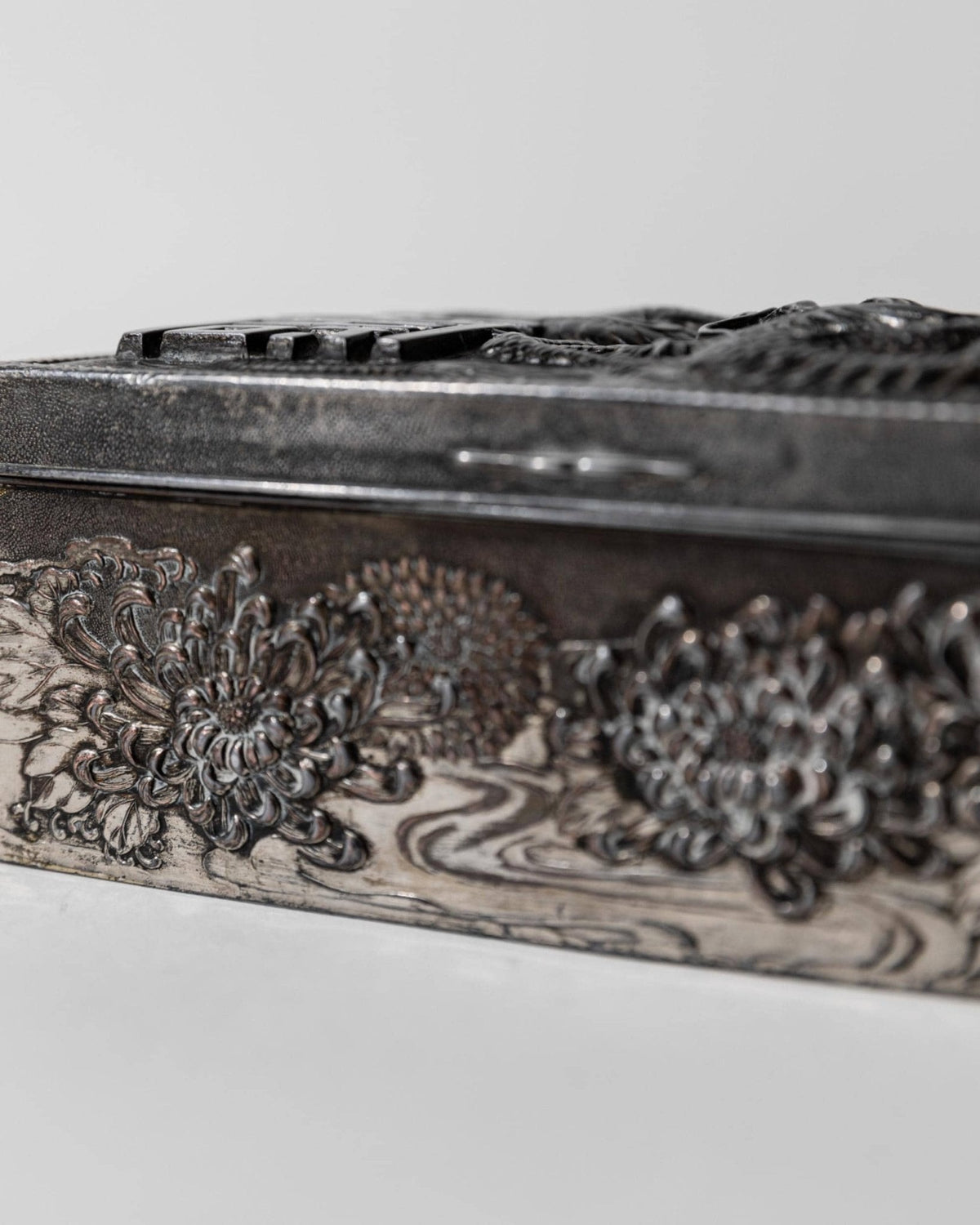 Vintage Dose mit Drachenmotiv, Silber und Holzintarsien, Japan