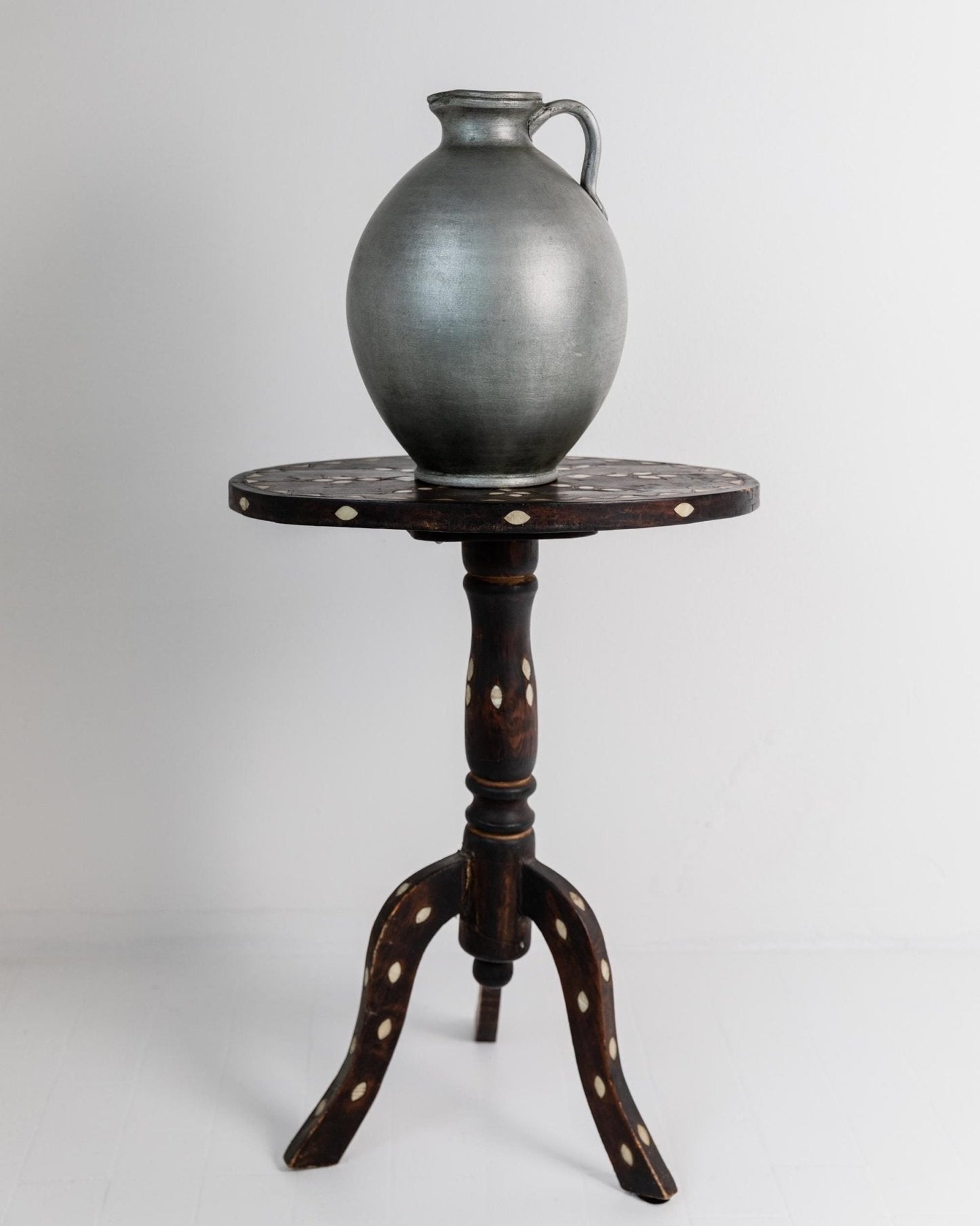 Vintage Beistelltisch mit Perlmutt-Einlage, dreibeinig, Naher Osten 19. Jh.