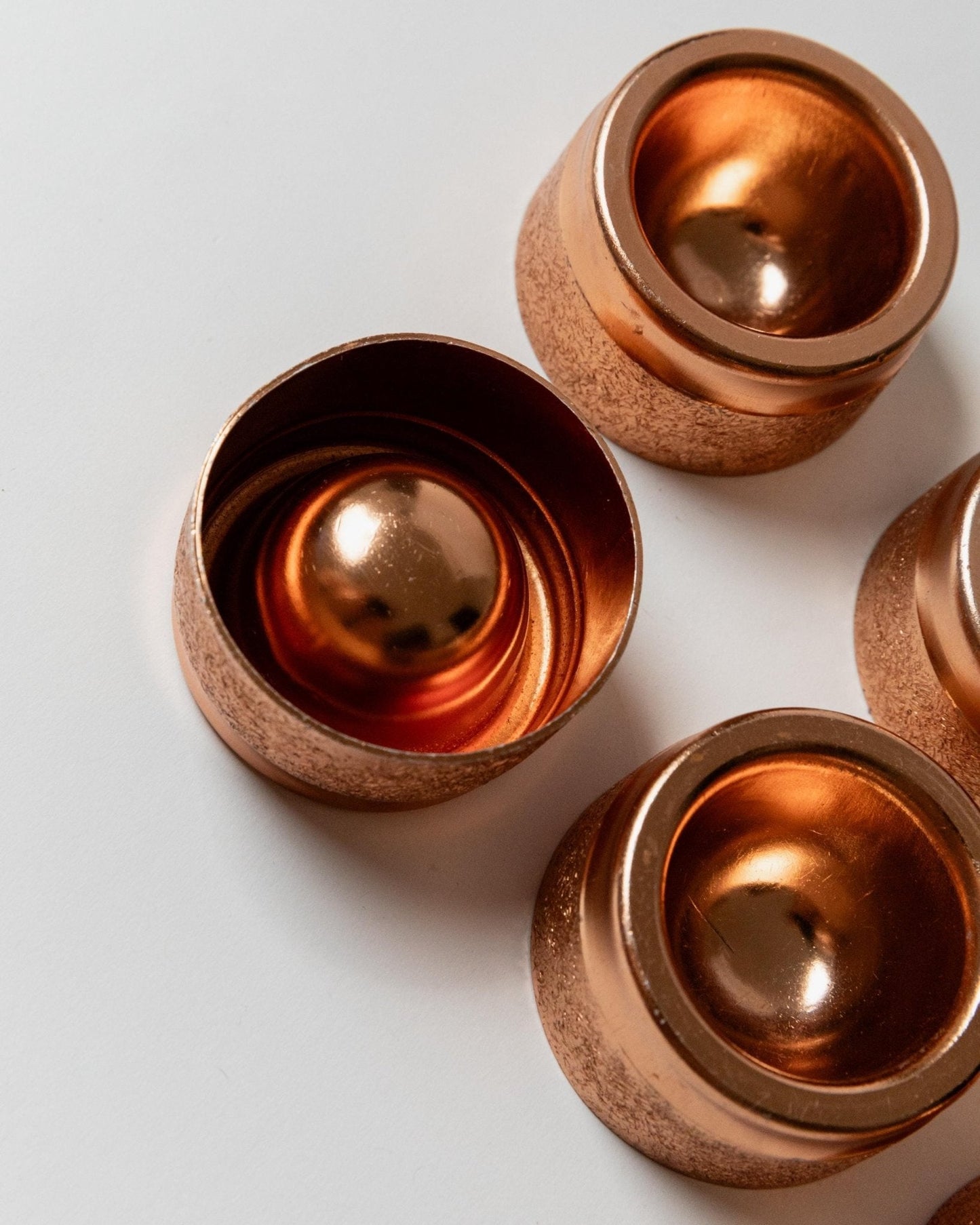 Vintage Eierbecher Set von 6 stapelbar gehämmert Kupferton