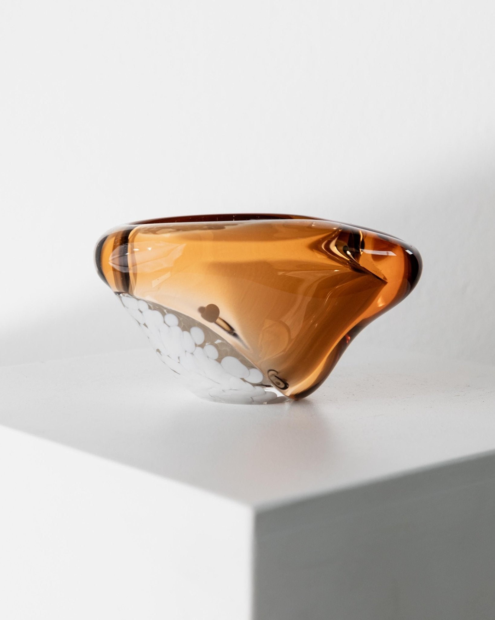 Vintage Glasschale Aschenbecher von Pavel Stejskal für Beranek Skrdlovice, orange weiße Punkte