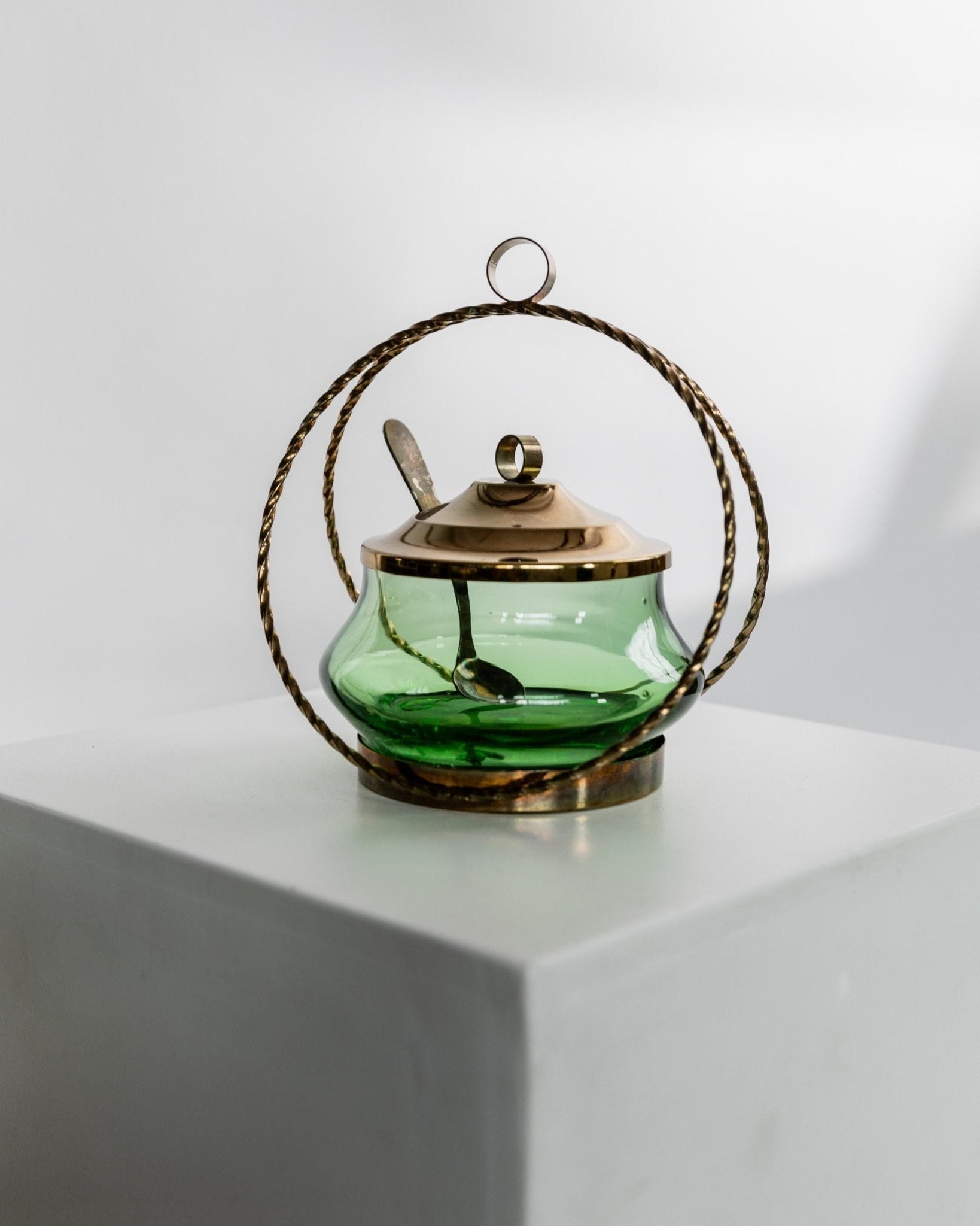 Vintage Glasschale mit Deckel, Smaragdgrün, goldene Details, Retro, 1940er, Dekoration