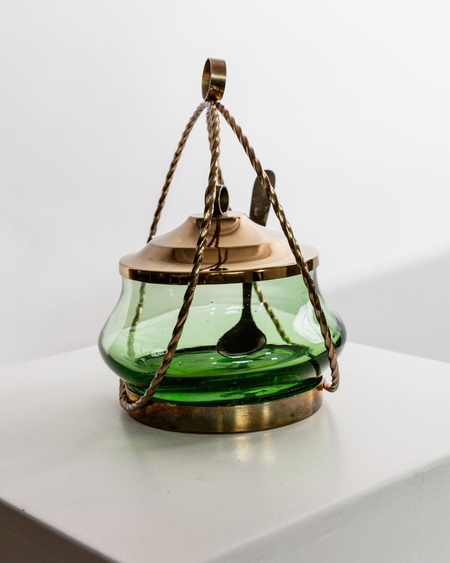 Vintage Glasschale mit Deckel, Smaragdgrün, goldene Details, Retro, 1940er, Dekoration