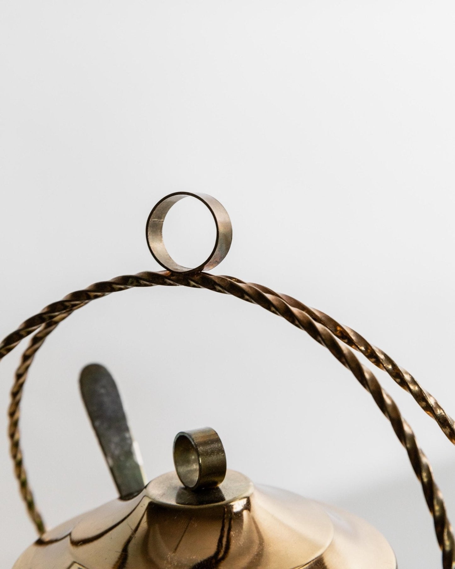 Vintage Glasschale mit Deckel, Smaragdgrün, goldene Details, Retro, 1940er, Dekoration