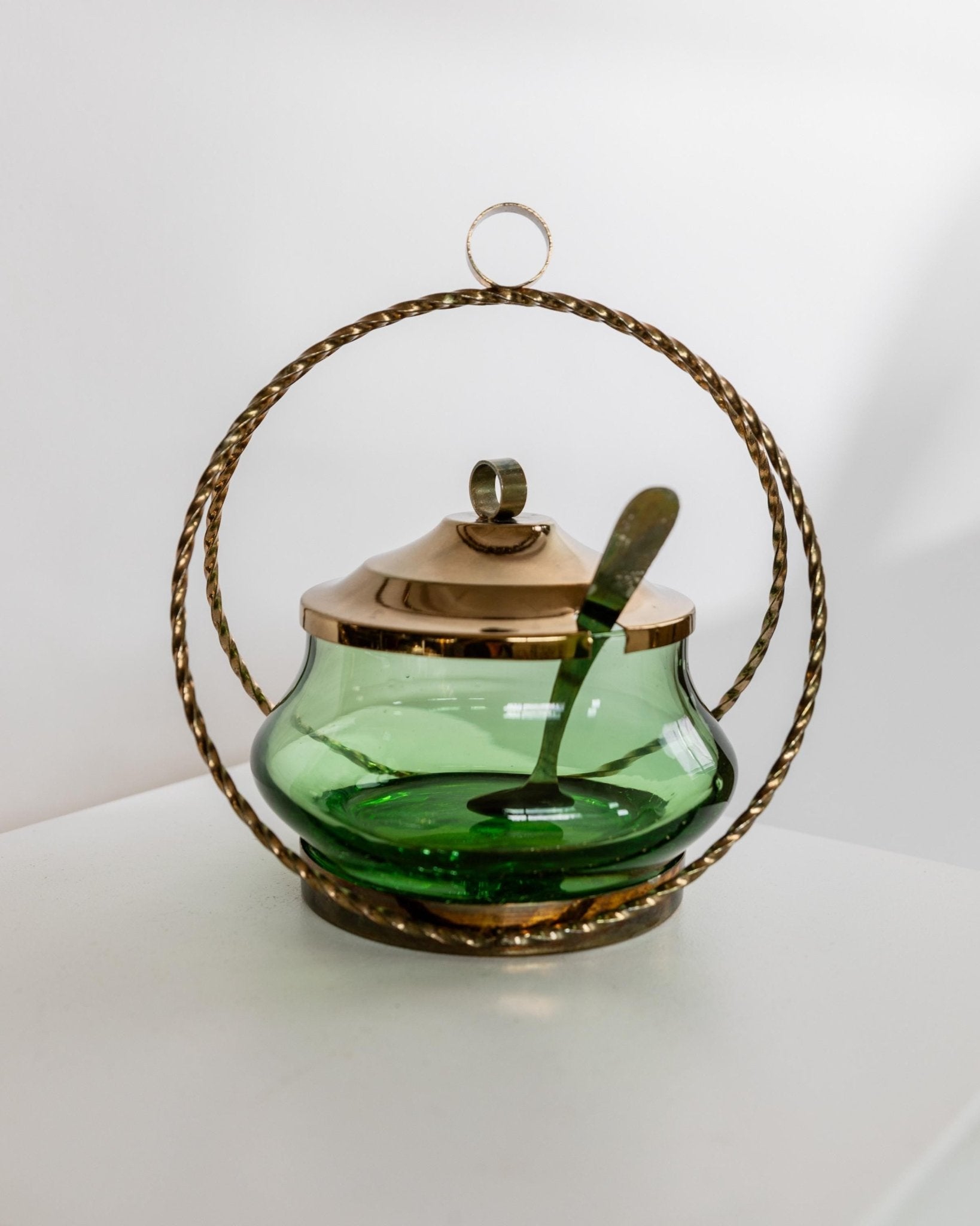 Vintage Glasschale mit Deckel, Smaragdgrün, goldene Details, Retro, 1940er, Dekoration