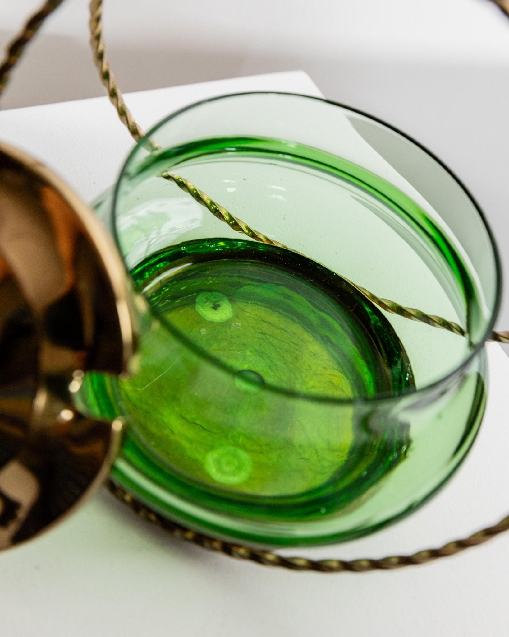 Vintage Glasschale mit Deckel, Smaragdgrün, goldene Details, Retro, 1940er, Dekoration