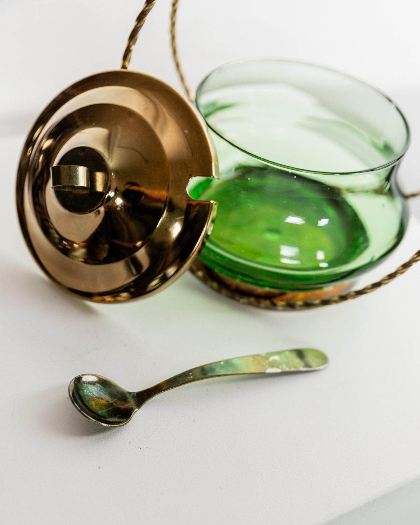 Vintage Glasschale mit Deckel, Smaragdgrün, goldene Details, Retro, 1940er, Dekoration