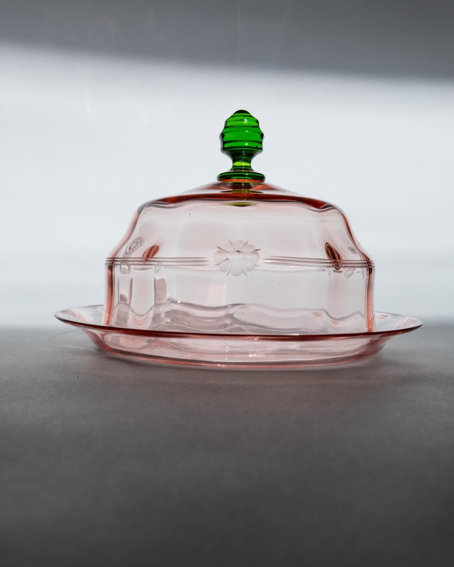 Vintage Glasdose Cloche mit Teller mit graviertem Blumenmuster