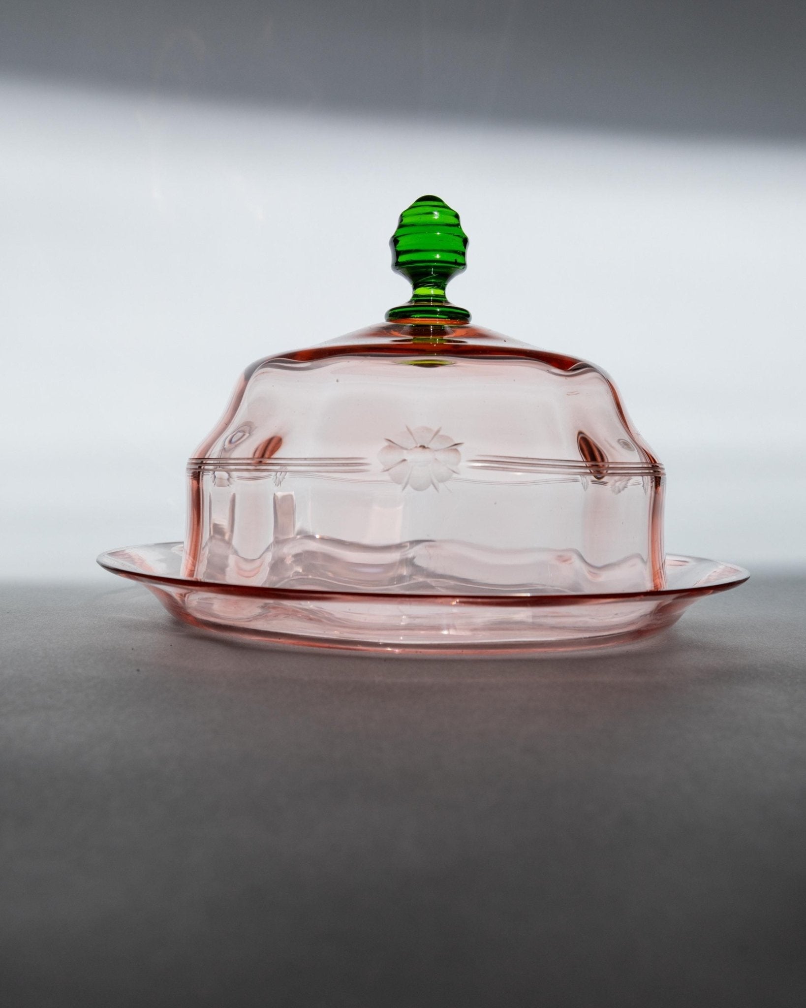 Vintage Glasdose Cloche mit Teller mit graviertem Blumenmuster