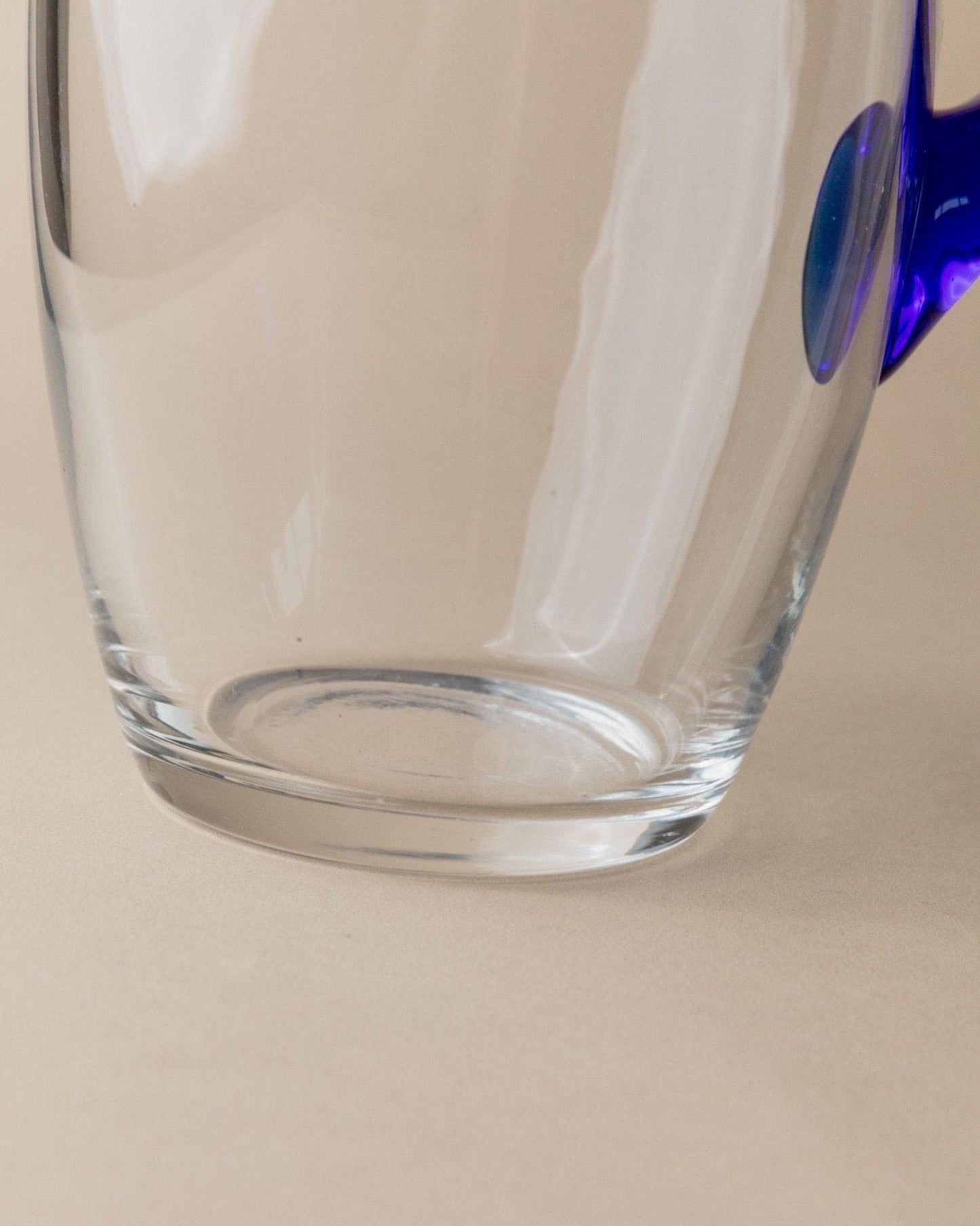 Pichet vintage en verre transparent et anse bleue - Design Mid-Century Italie années 1970