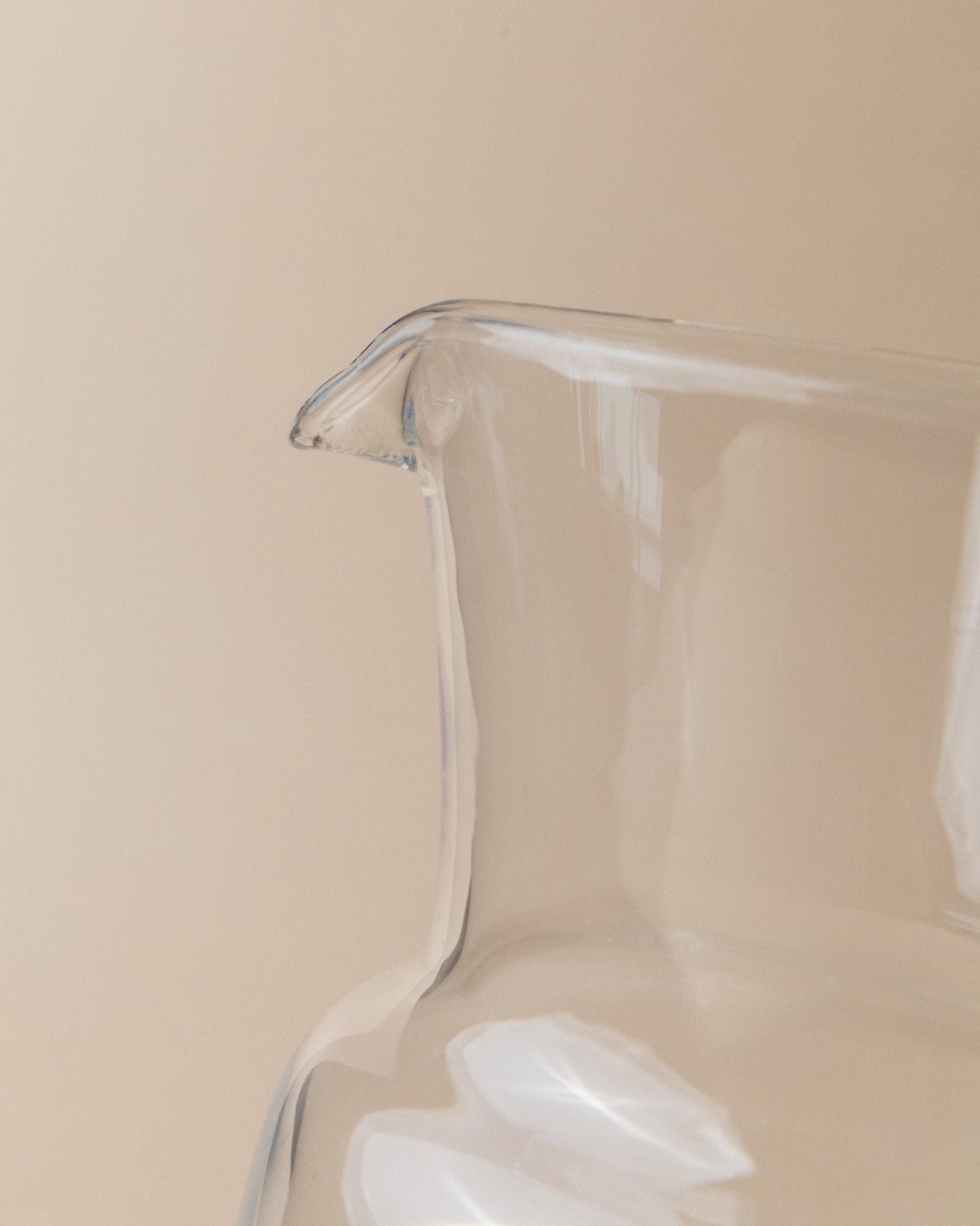 Pichet vintage en verre transparent et anse bleue - Design Mid-Century Italie années 1970