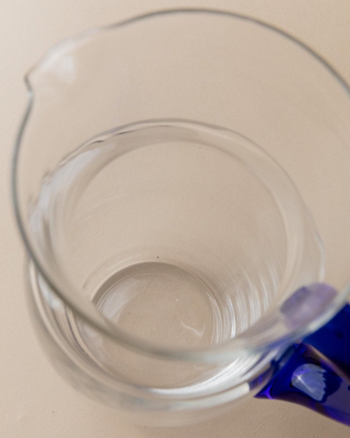 Pichet vintage en verre transparent et anse bleue - Design Mid-Century Italie années 1970