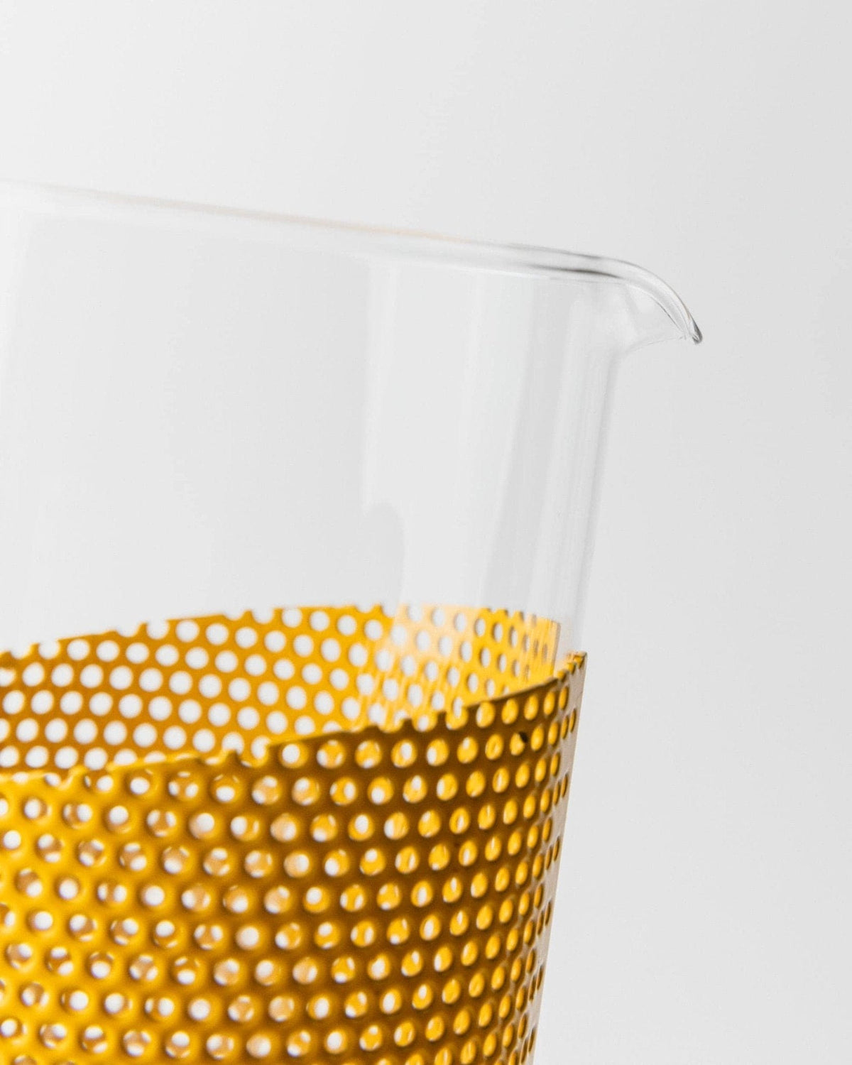 Vintage Glaskrug mit gelbem Metallgriff und Glasstößel von De Agostini Memphis Stil 80er