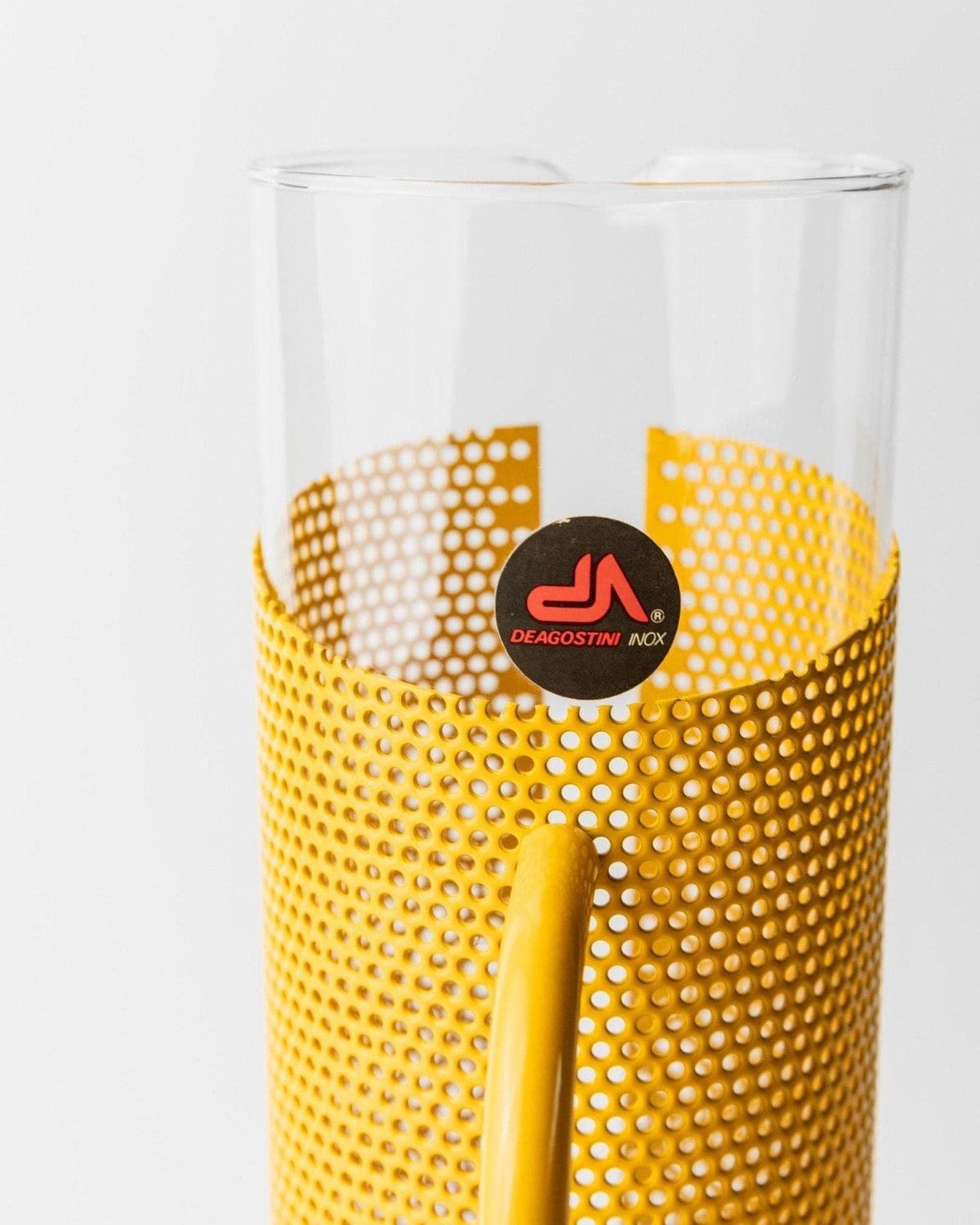 Vintage Glaskrug mit gelbem Metallgriff und Glasstößel von De Agostini Memphis Stil 80er