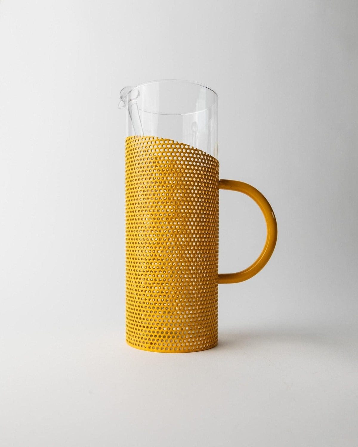 Vintage Glaskrug mit gelbem Metallgriff und Glasstößel von De Agostini Memphis Stil 80er