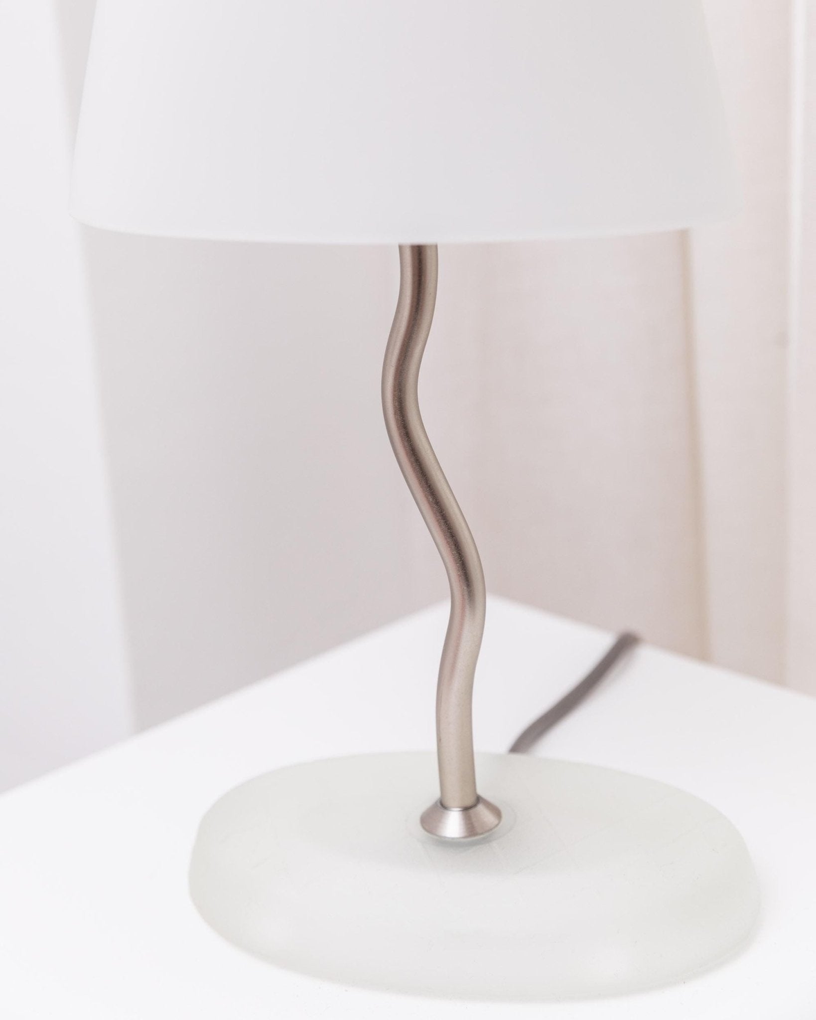 Vintage Tischlampe Zig Zag Memphis Design aus Glas und Metall, Italien 1980er