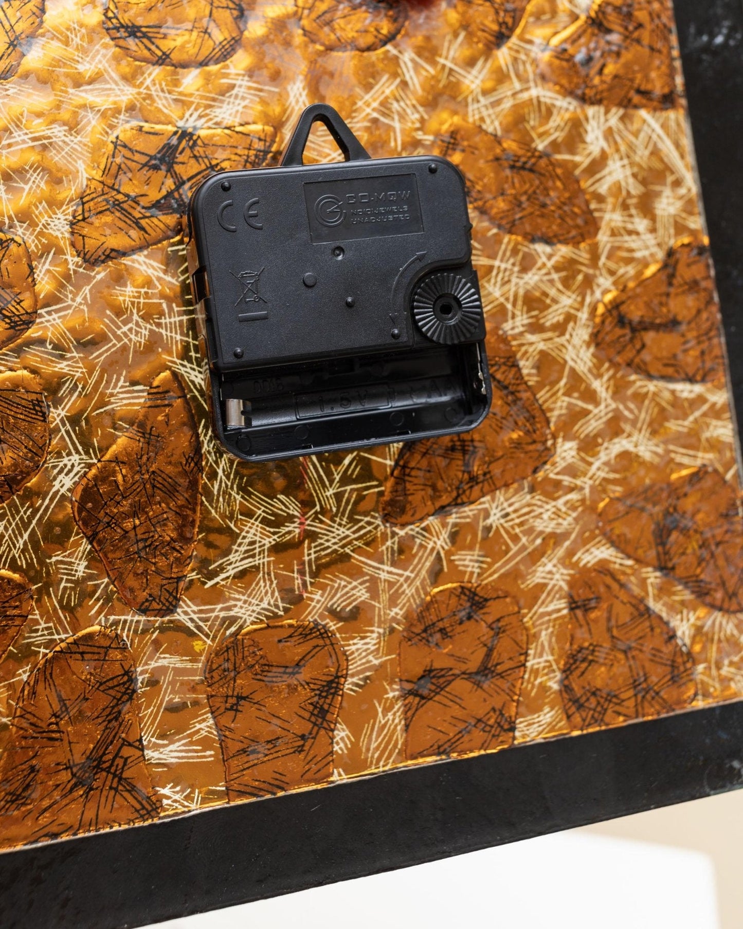 Vintage Wanduhr aus Murano Glas mit Leo-Muster in Gold und Schwarz, Memphis-Stil, 1980er