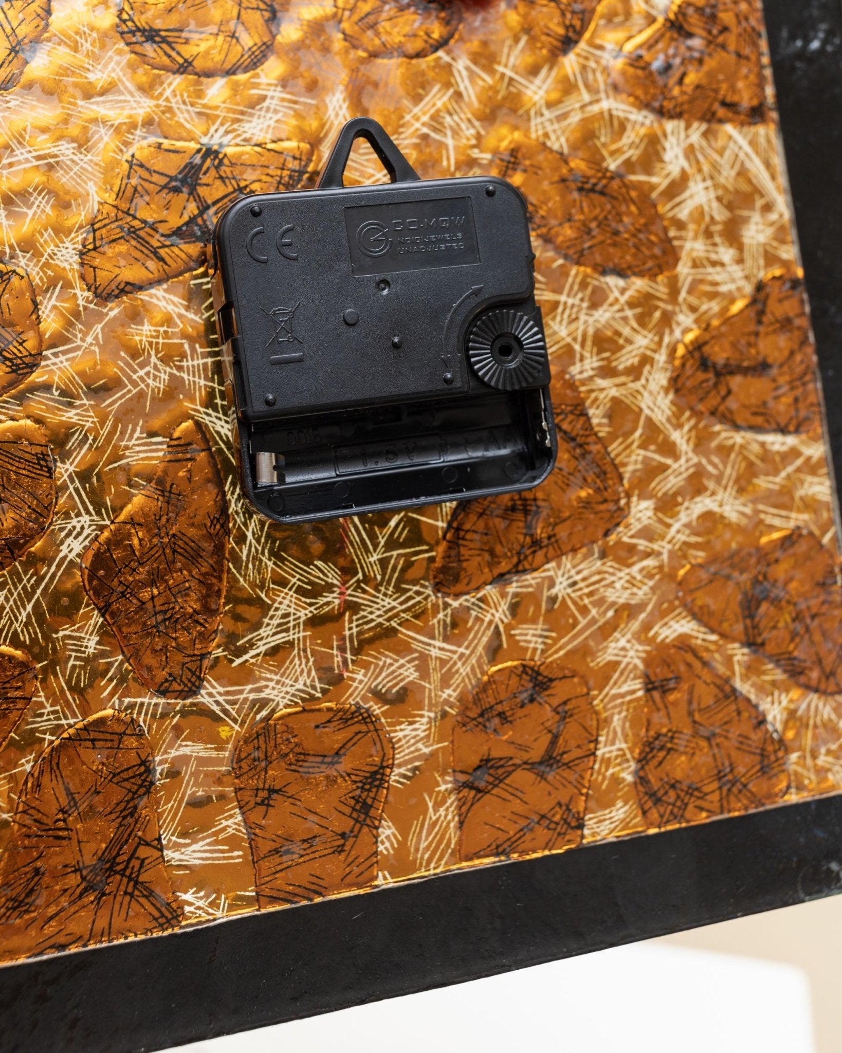 Vintage Wanduhr aus Murano Glas mit Leo-Muster in Gold und Schwarz, Memphis-Stil, 1980er