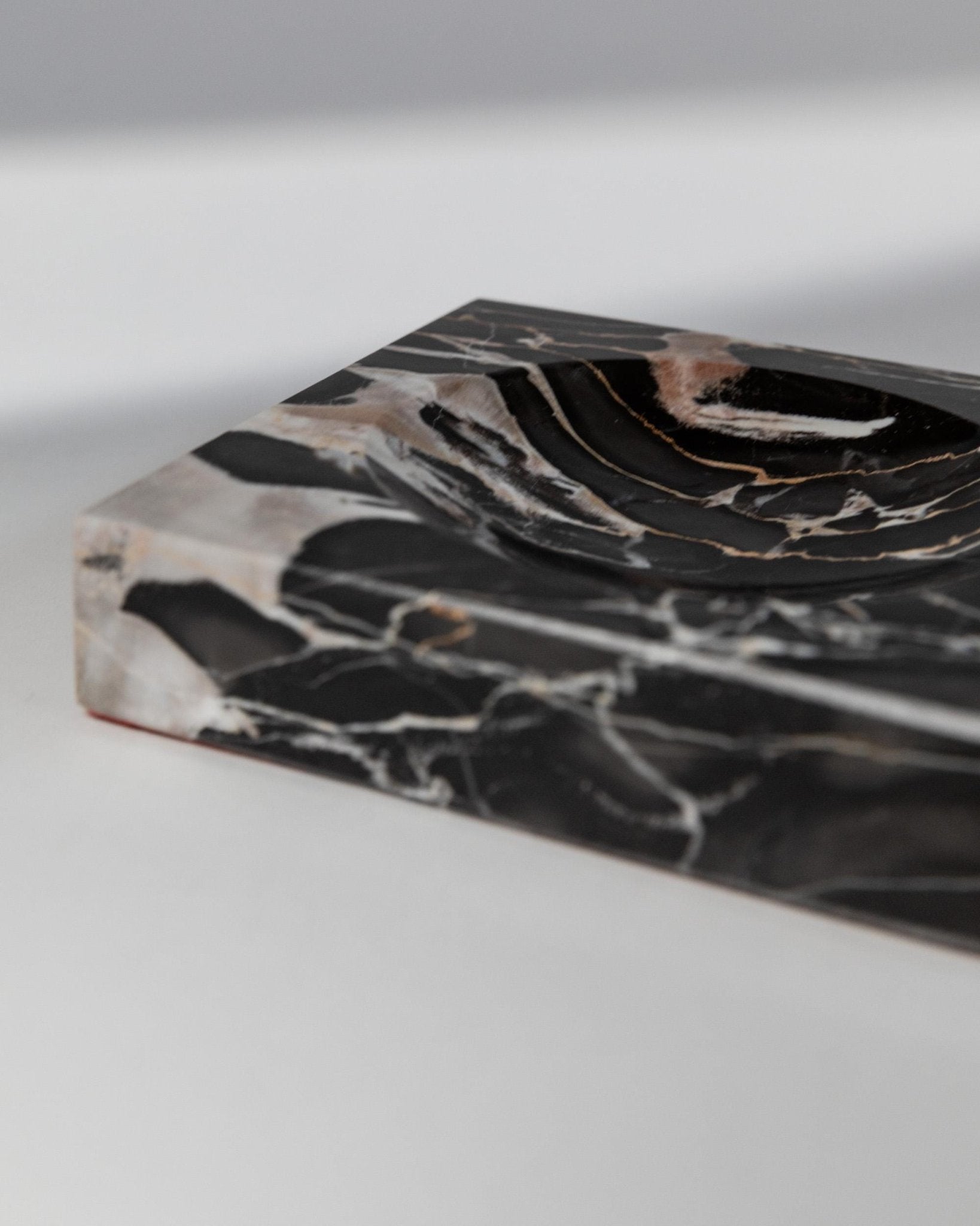 Vintage Aschenbecher aus Marmor von Italien 1970er, schwarz-beige marmoriert, zeitloses Design