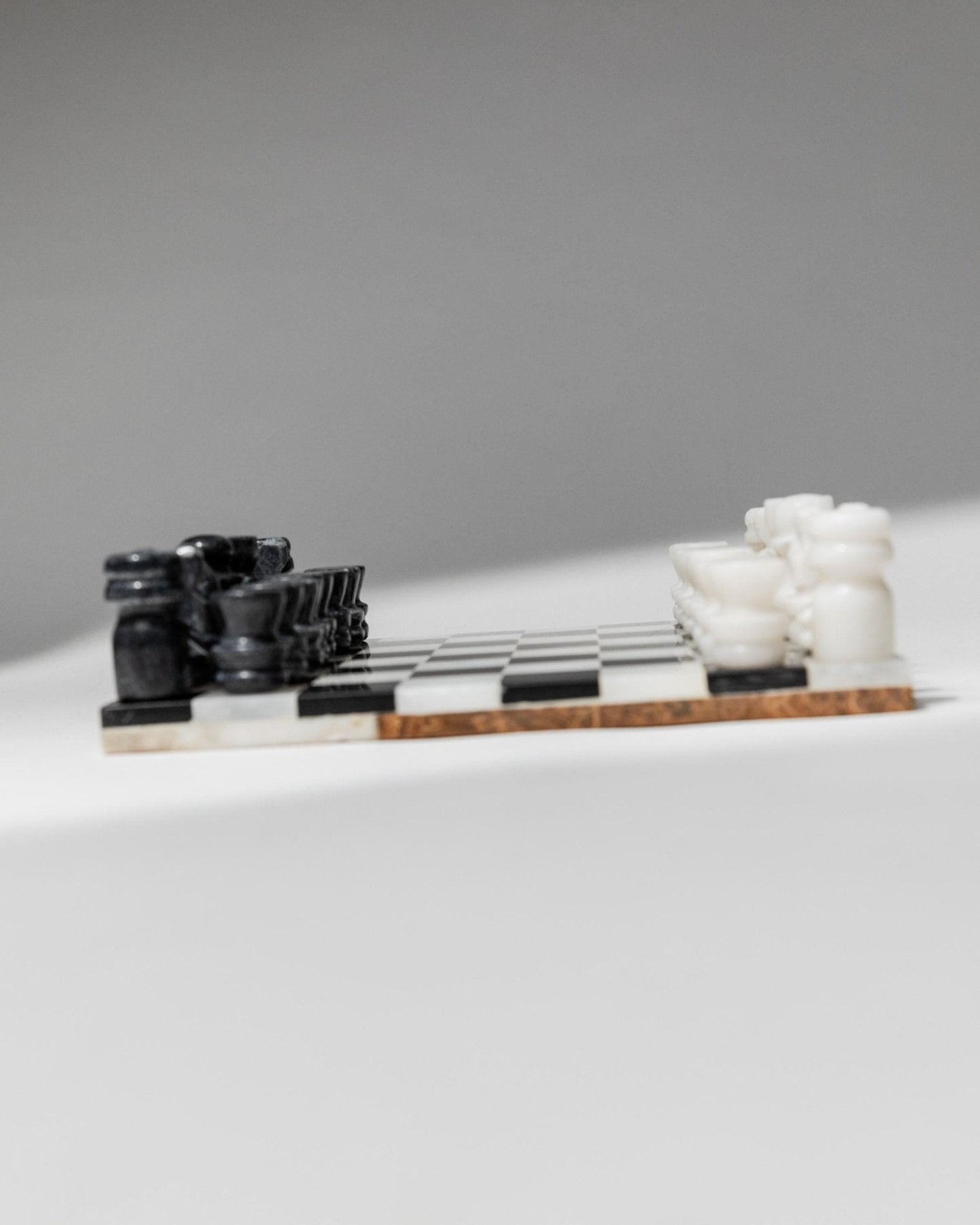 Vintage Schachbrett aus Marmor mit Schachfiguren aus Marmor, Italien 1960er, zeitloses Design