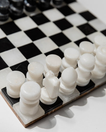 Vintage Schachbrett aus Marmor mit Schachfiguren aus Marmor, Italien 1960er, zeitloses Design