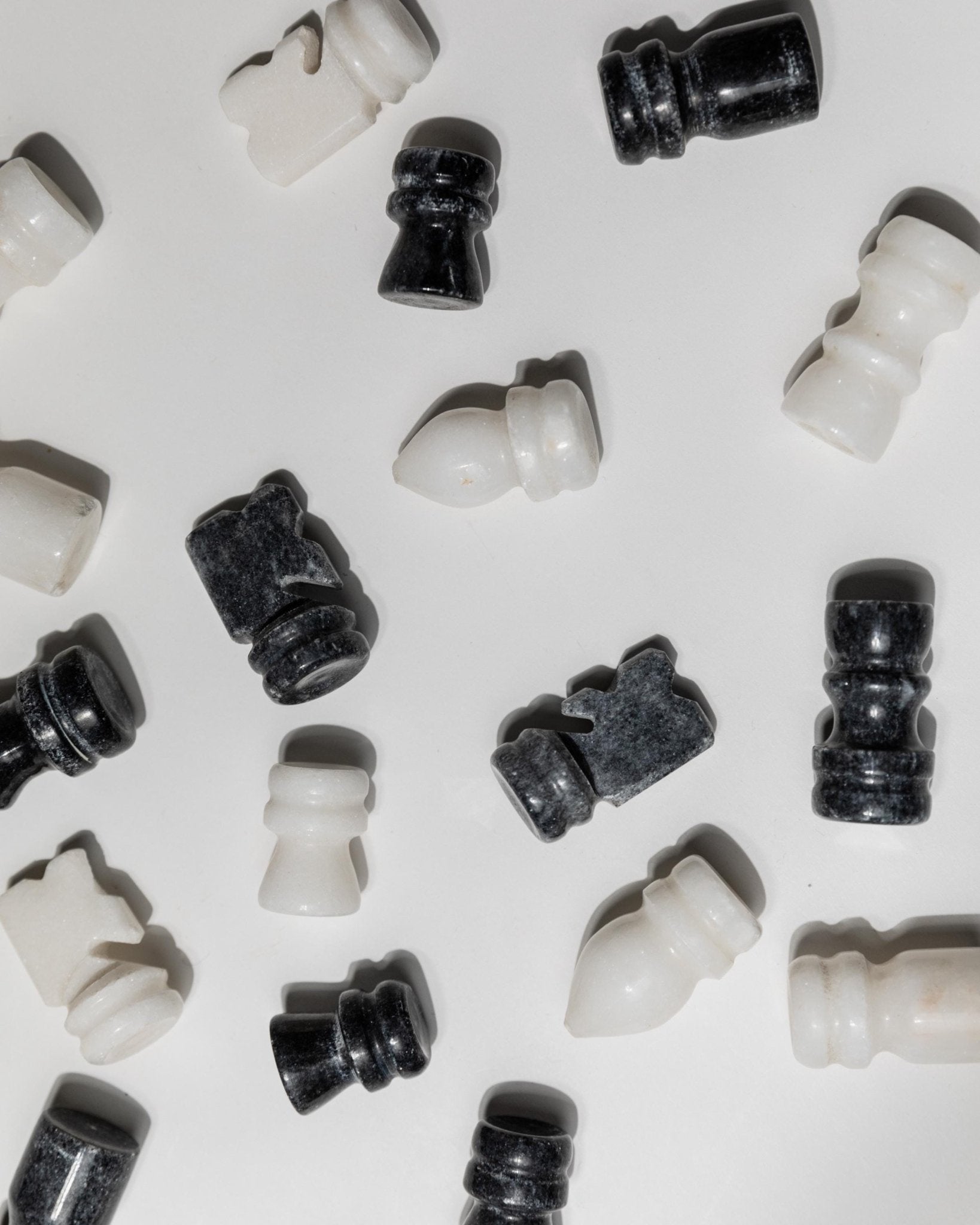 Vintage Schachbrett Marmor mit Schachfiguren von Italien 1960er, elegantes Brettspiel