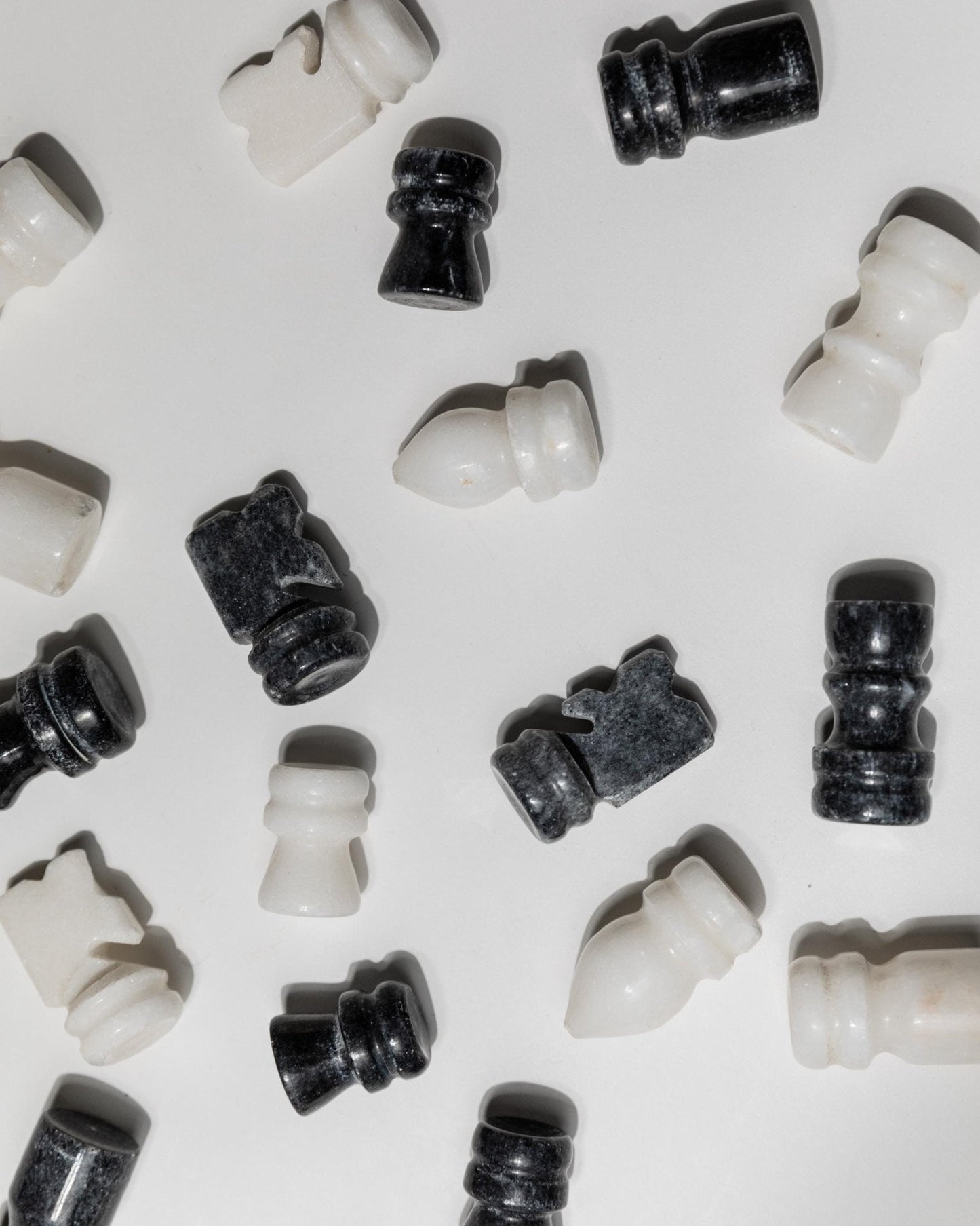 Vintage Schachbrett aus Marmor mit Schachfiguren aus Marmor, Italien 1960er, zeitloses Design