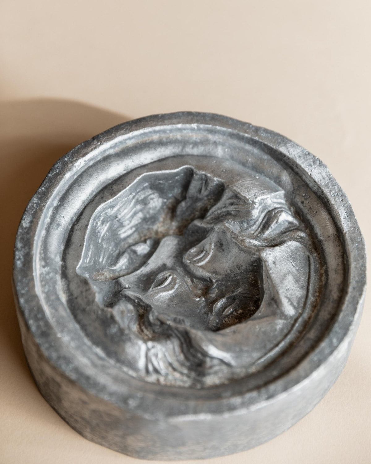 Vintage Aschenbecher Jesus Relief aus Metall, Italien 1950er