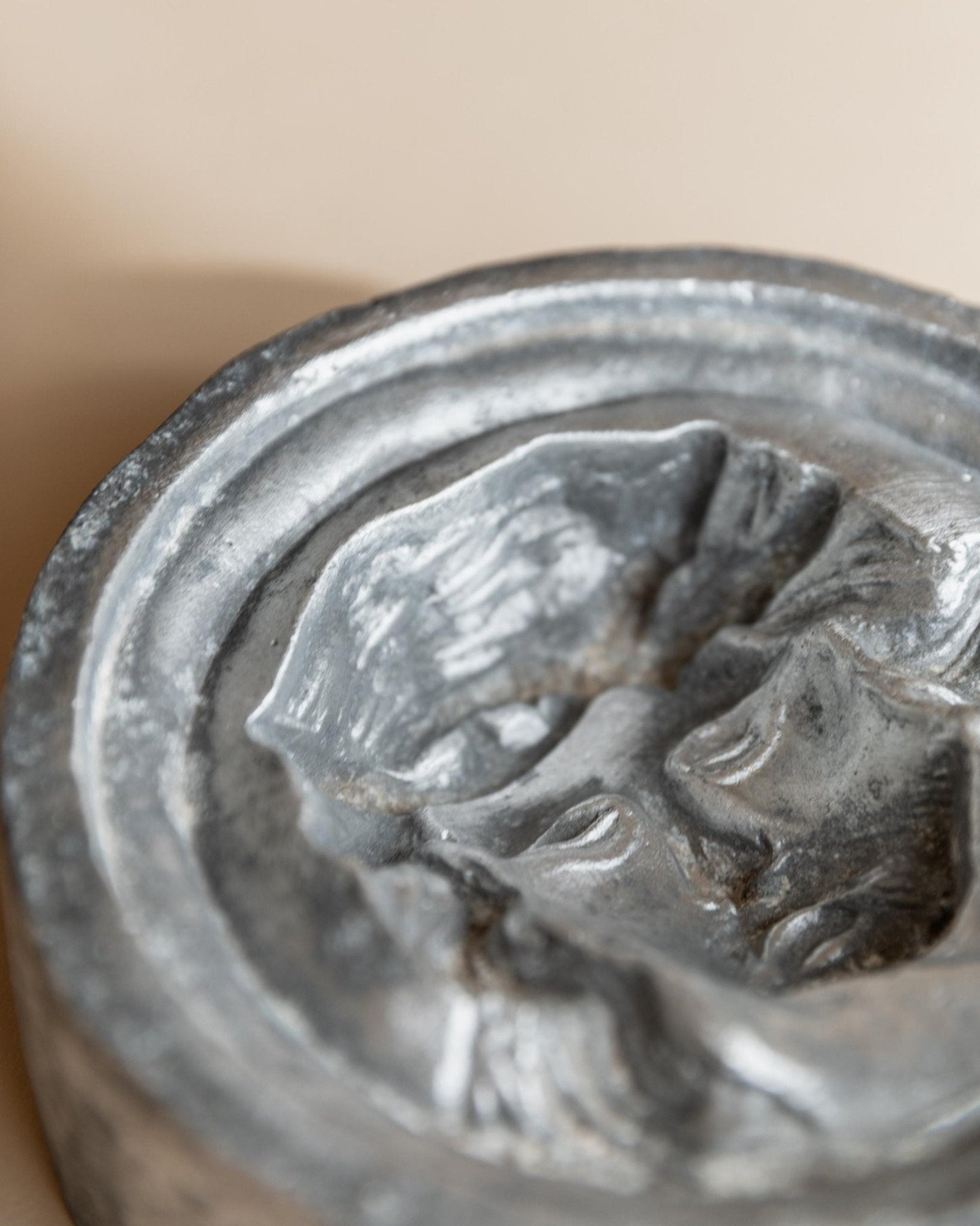 Vintage Aschenbecher Jesus Relief aus Metall, Italien 1950er