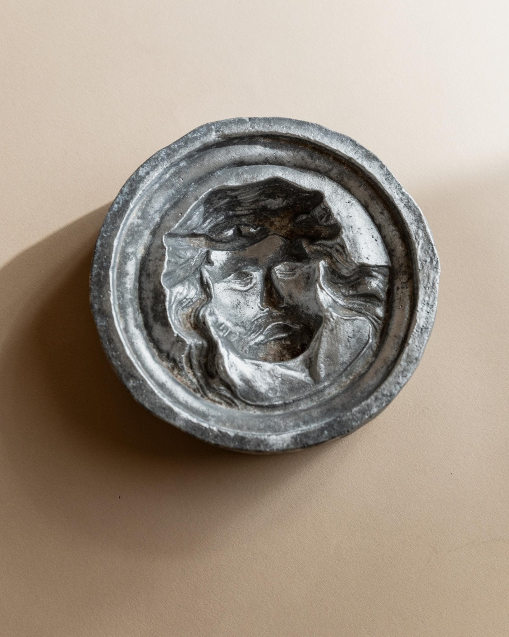Vintage Aschenbecher Jesus Relief aus Metall, Italien 1950er