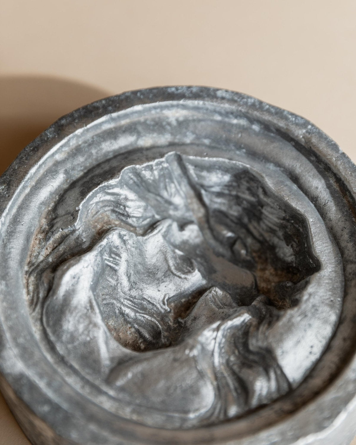 Vintage Aschenbecher Jesus Relief aus Metall, Italien 1950er