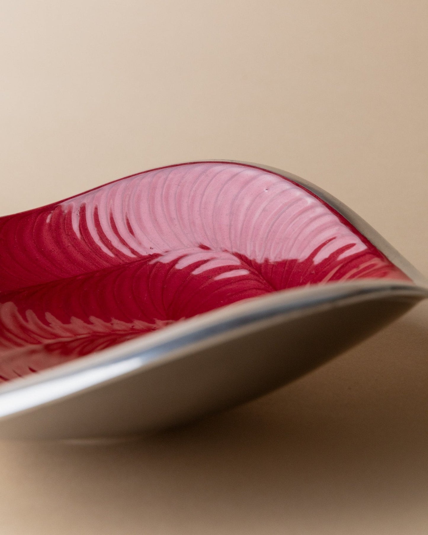 Vintage Schale Metall rot emailliert von Royal House