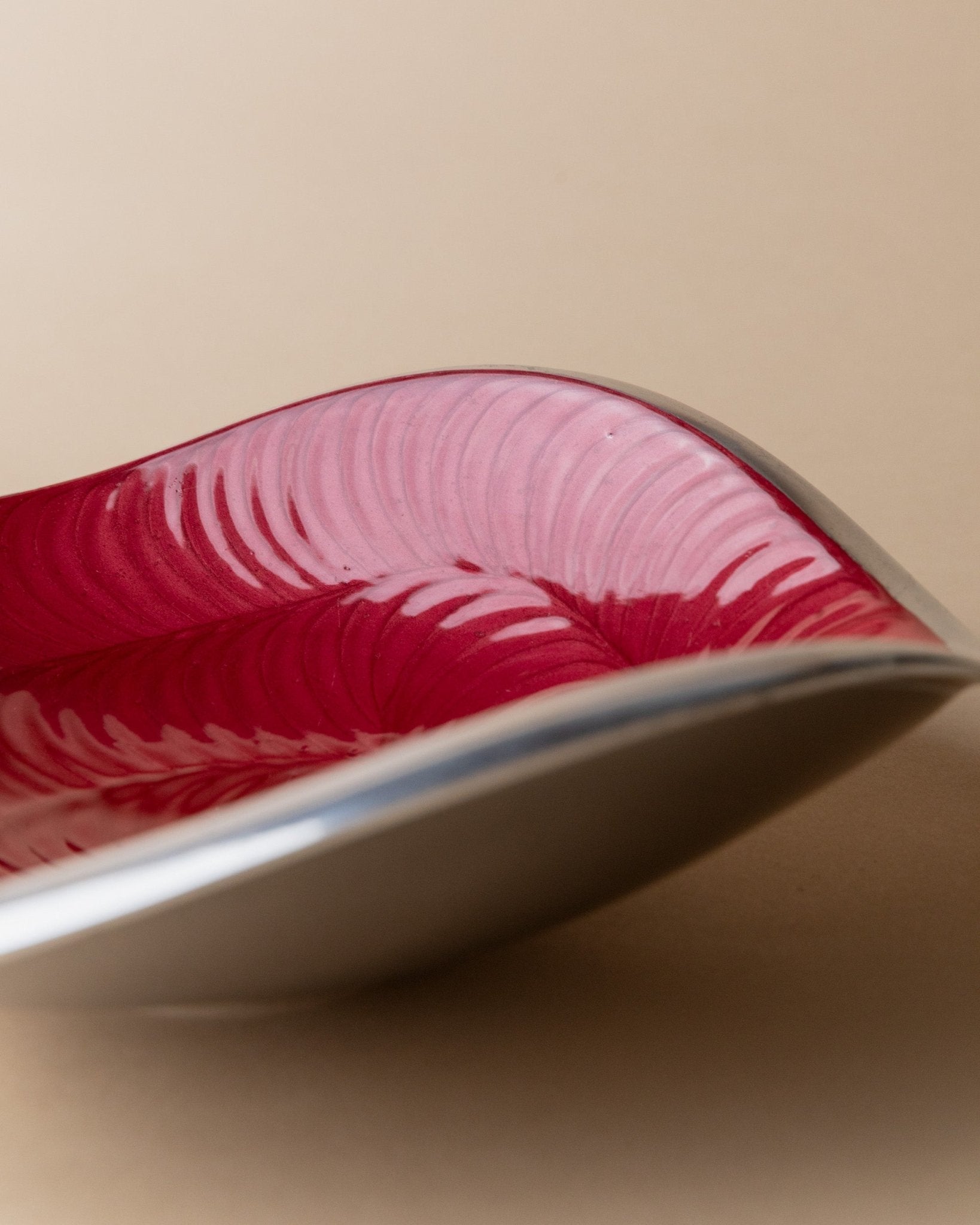 Vintage Schale Metall rot emailliert von Royal House