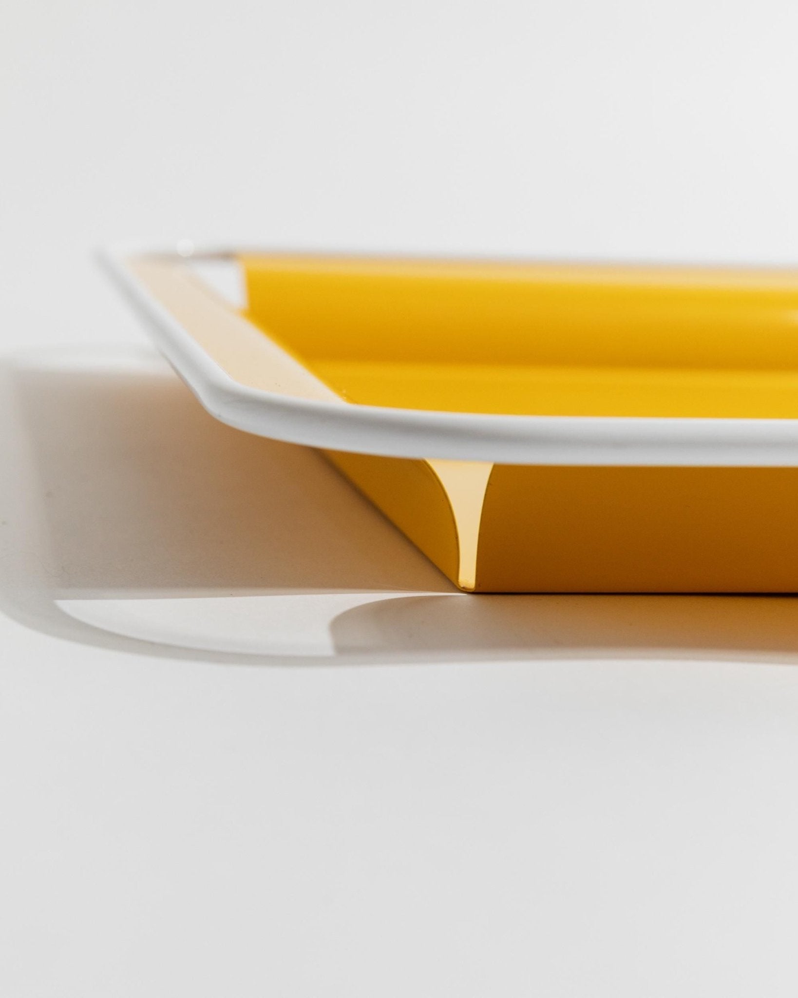 Vintage Tablett Metall gelb mit weißen Griffen