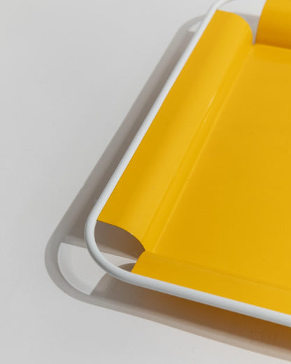 Vintage Tablett Metall gelb mit weißen Griffen