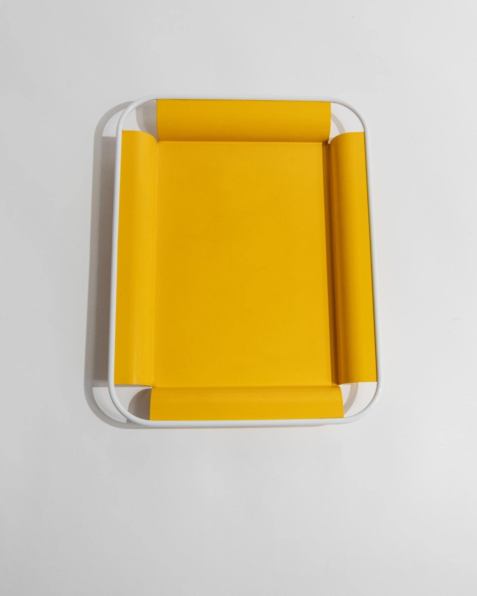 Vintage Tablett Metall gelb mit weißen Griffen