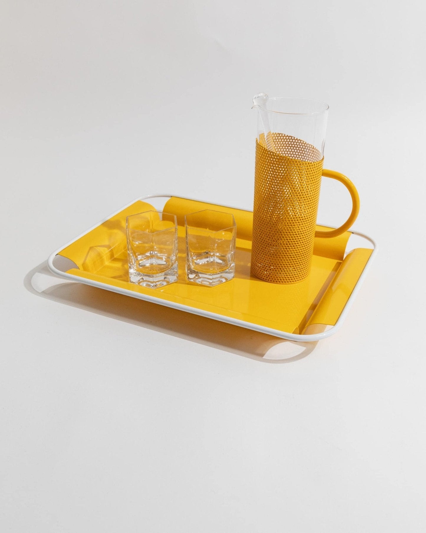 Vintage Tablett Metall gelb mit weißen Griffen